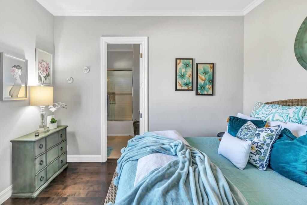 Six-Bedroom House photo 1