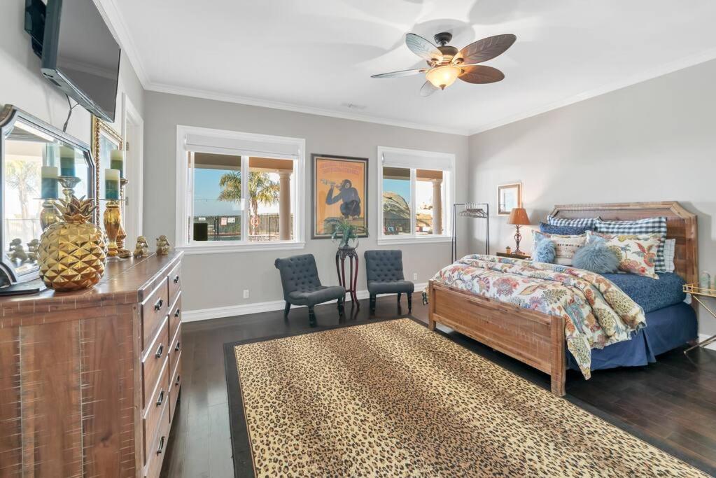 Six-Bedroom House photo 3