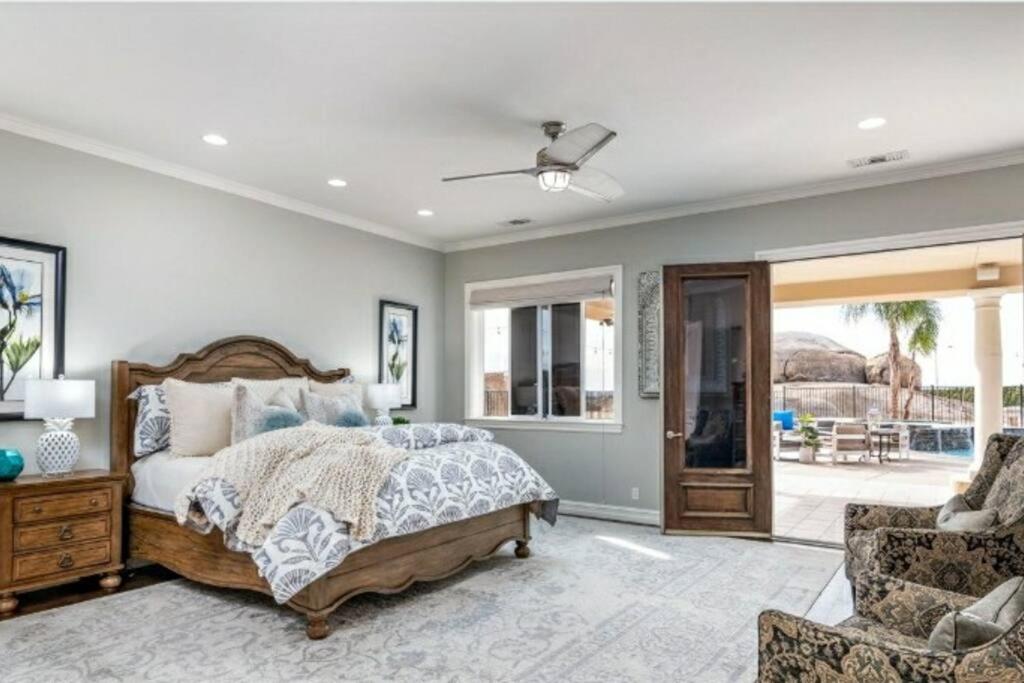 Six-Bedroom House photo 2