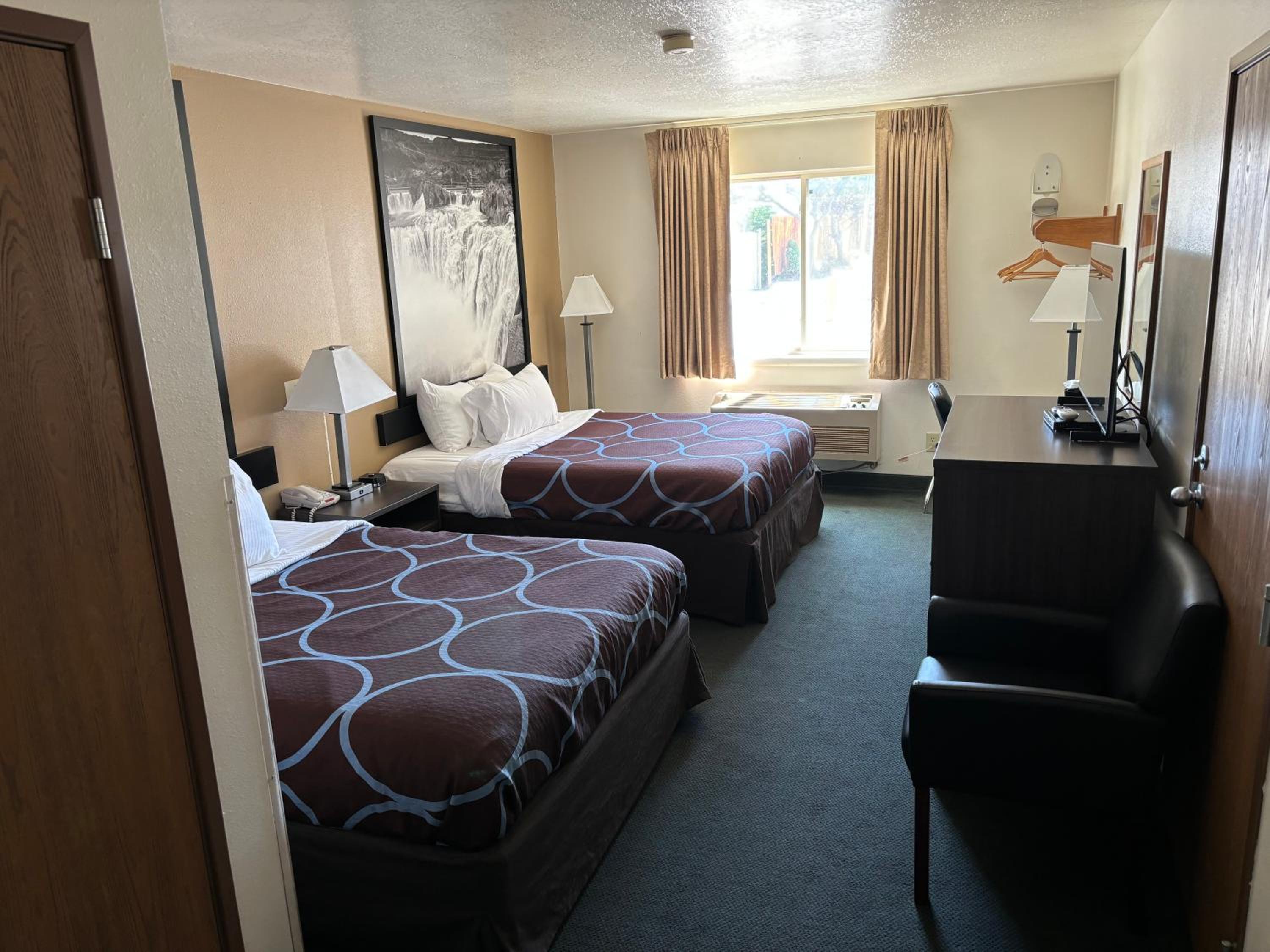 Queen Room with Two Queen Beds - Non-Smoking photo 1