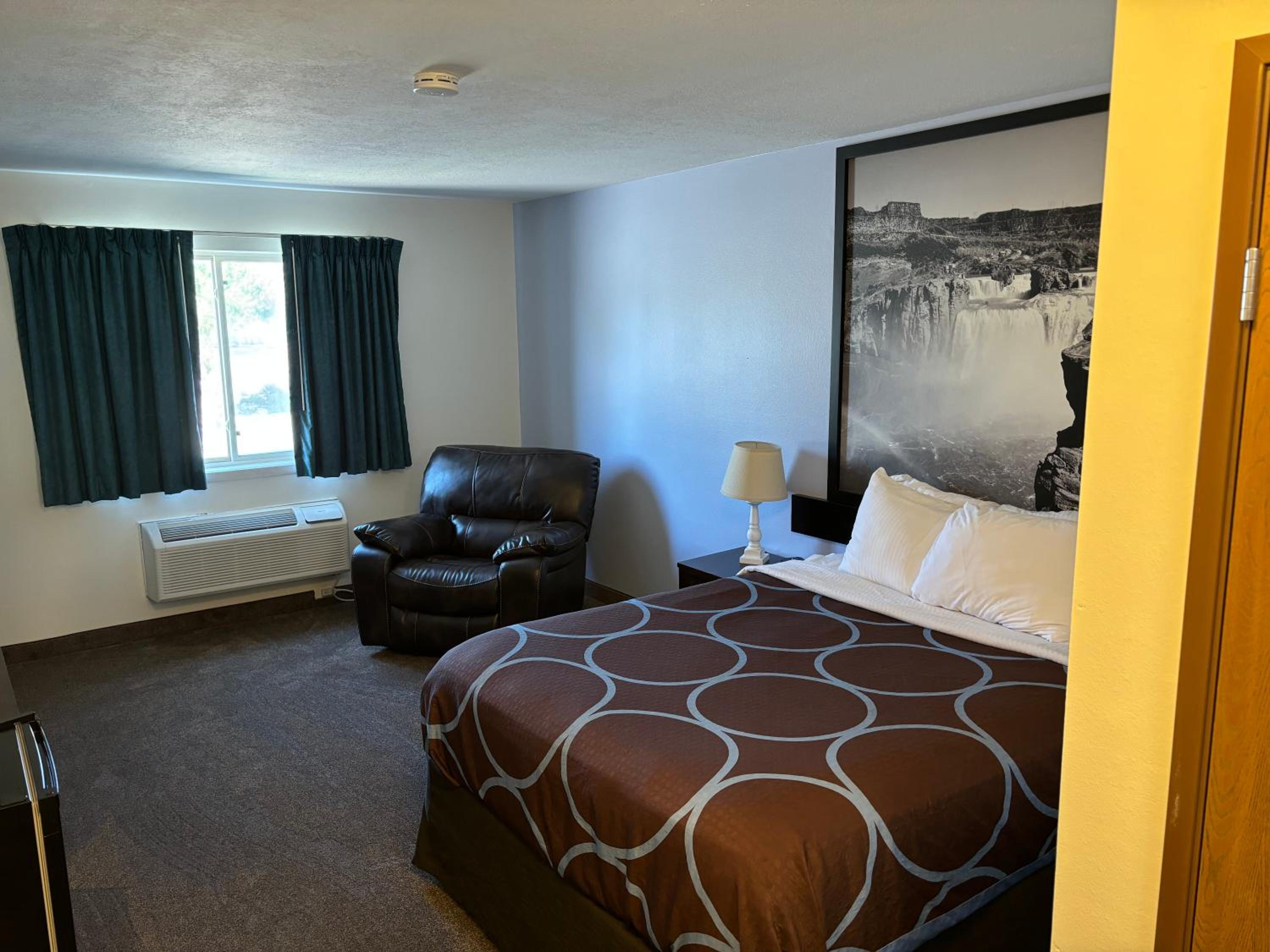 Queen Room - Non-Smoking photo 1