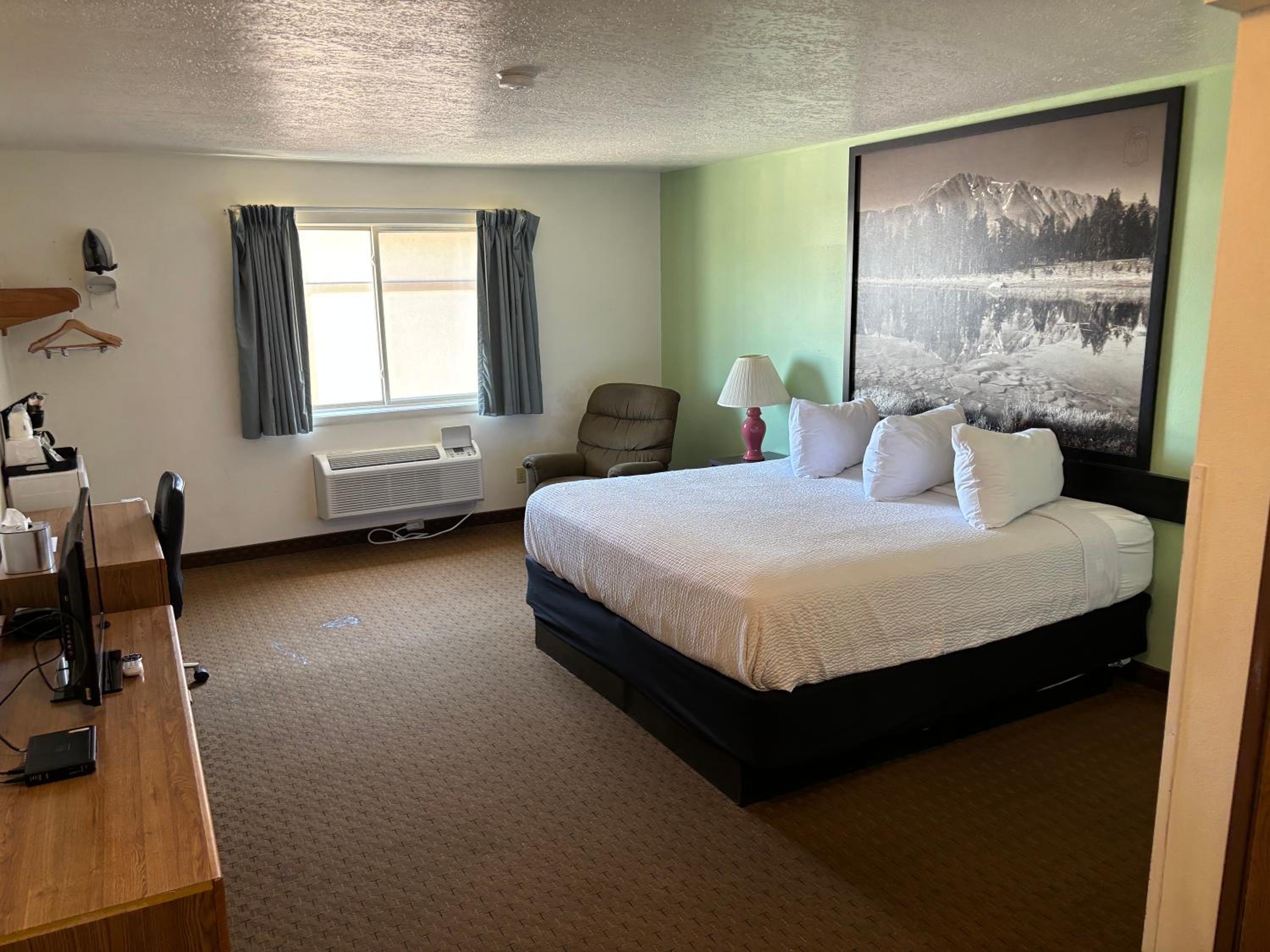 King Room - Non-Smoking photo 1