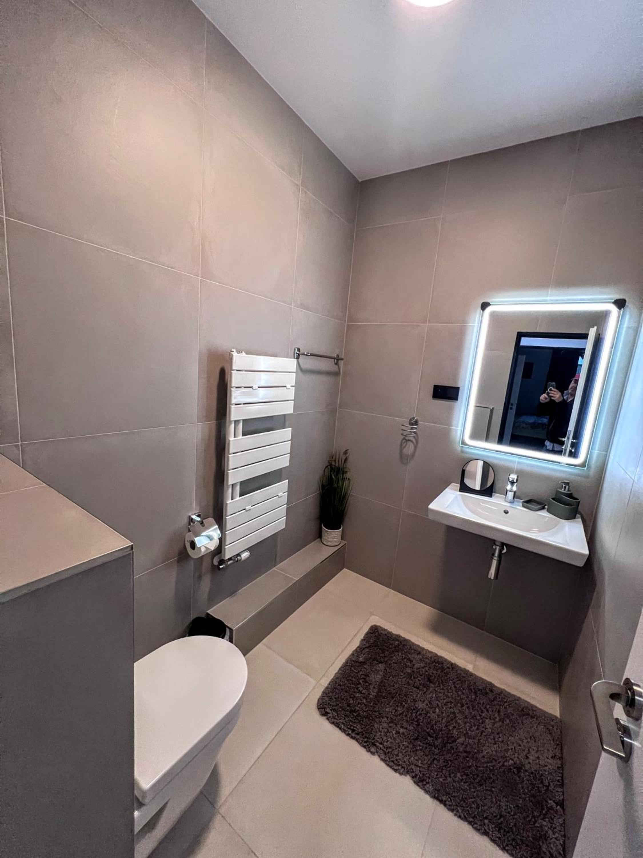 Deluxe Suite with Spa Bath - Photo 9