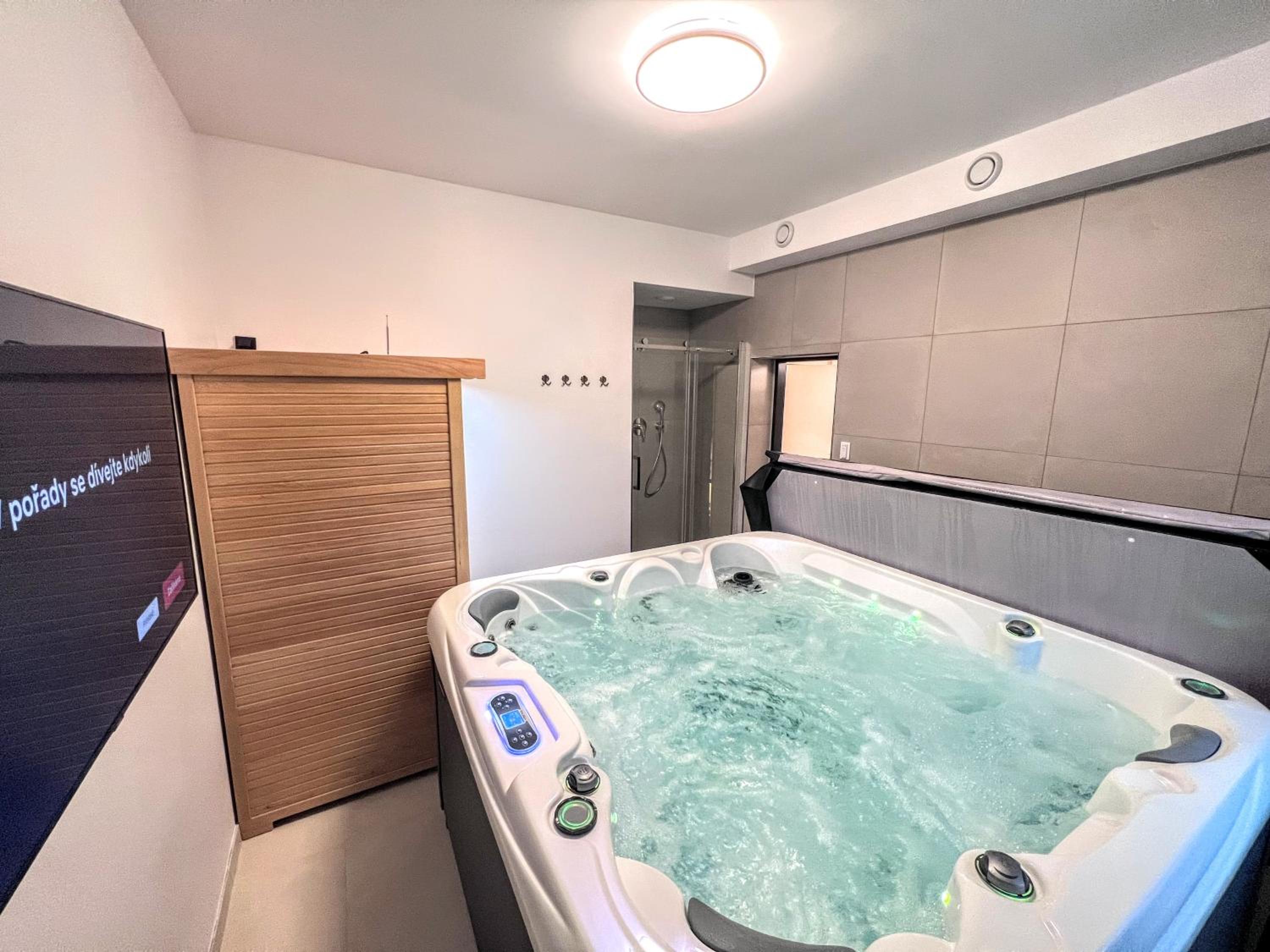 Deluxe Suite with Spa Bath - Photo 11
