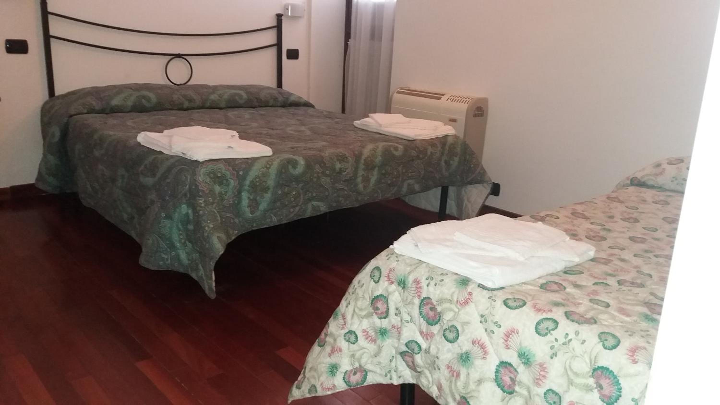 Quadruple Room with Private Bathroom - Photo 3