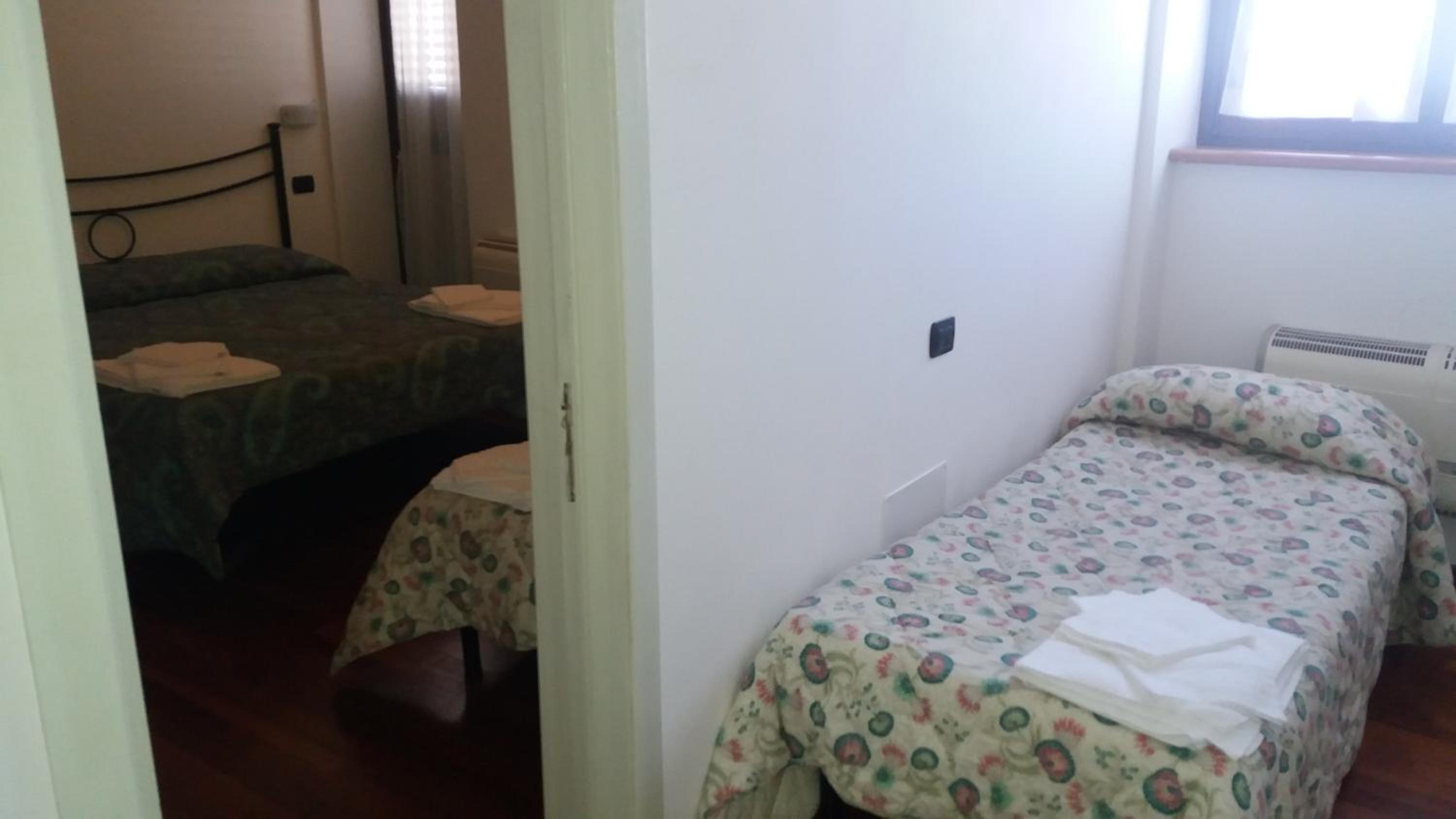 Quadruple Room with Private Bathroom - Photo 4