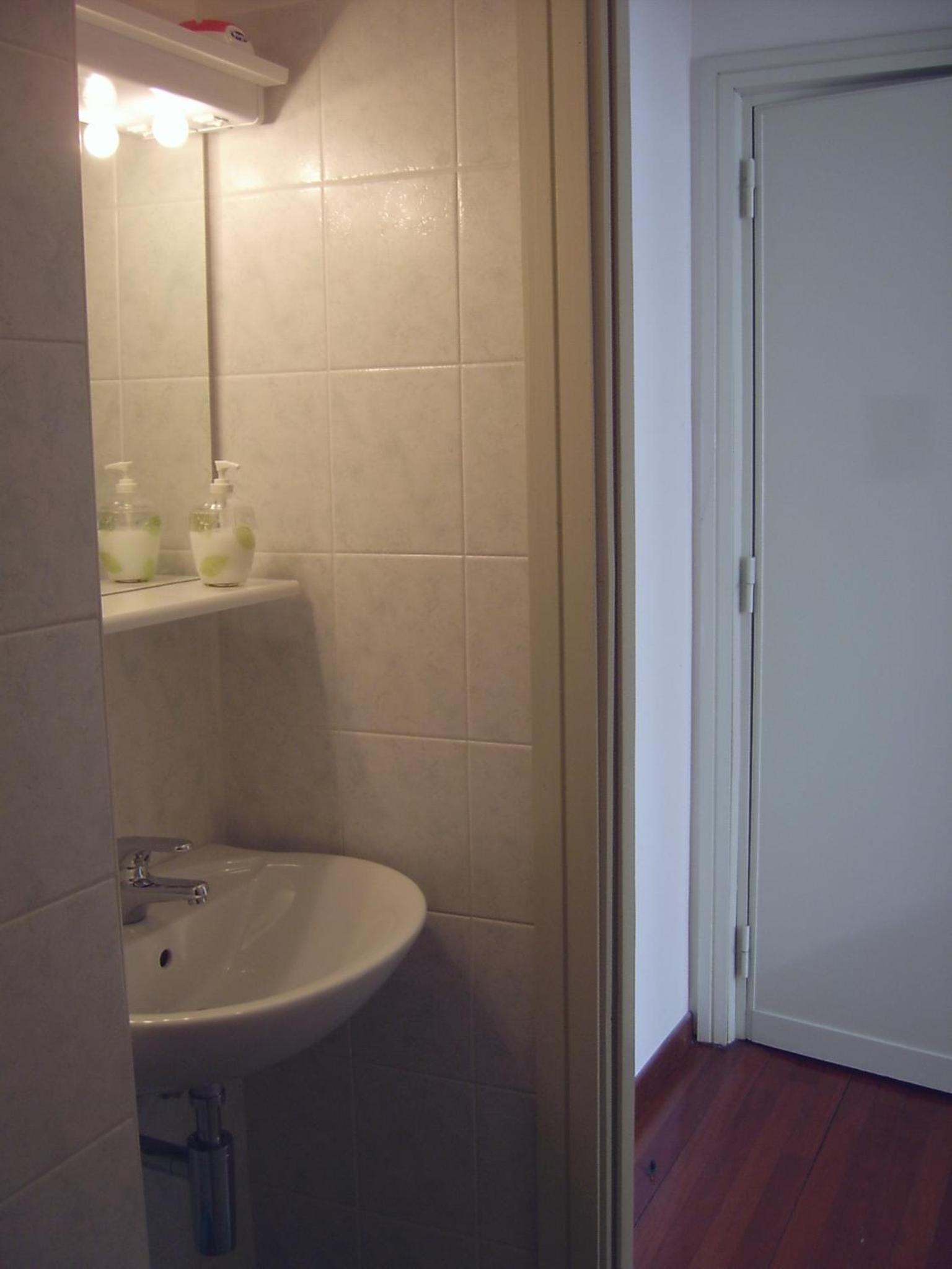 Triple Room with Private Bathroom - Photo 4