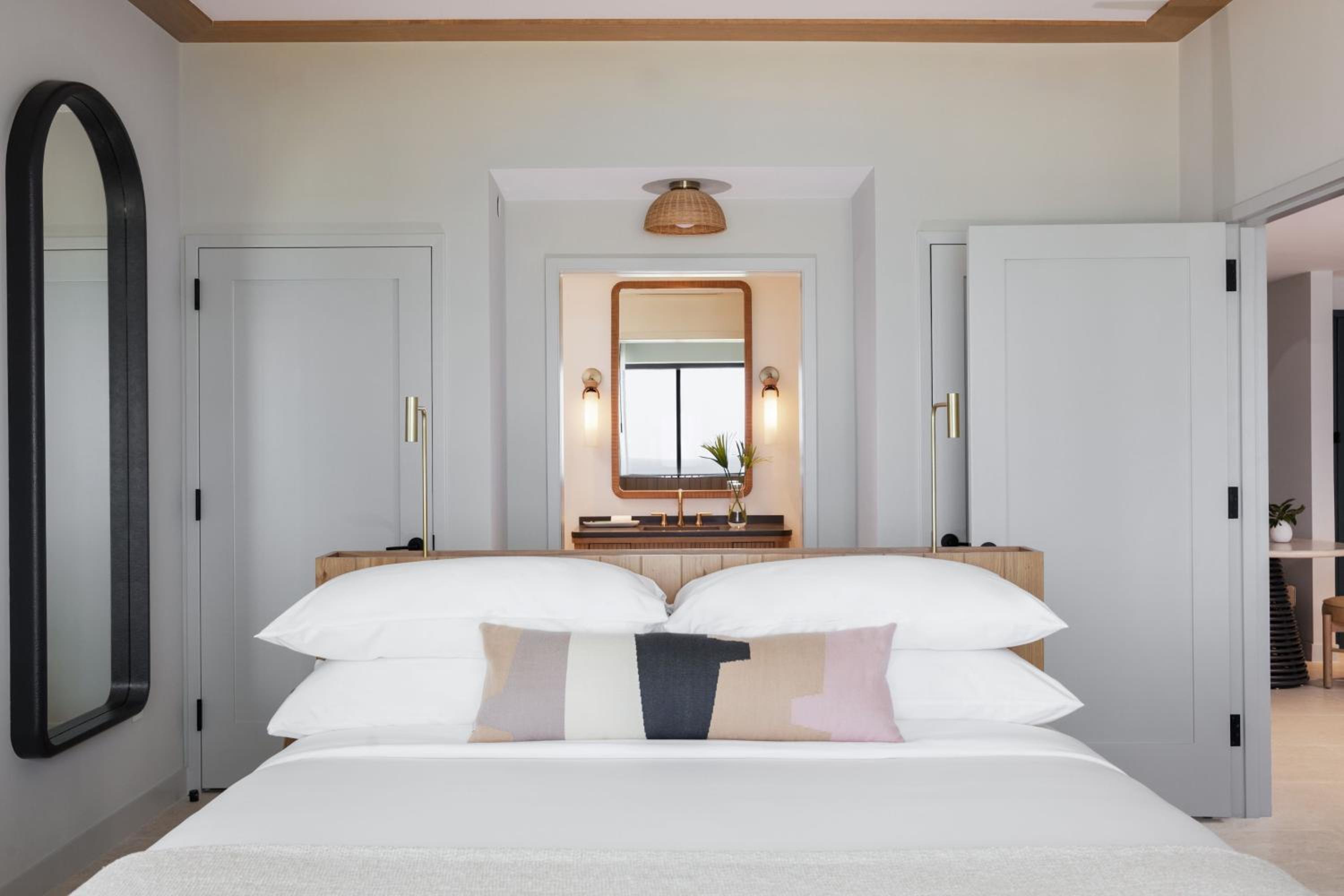 One-Bedroom Suite with Ocean View - Photo 5