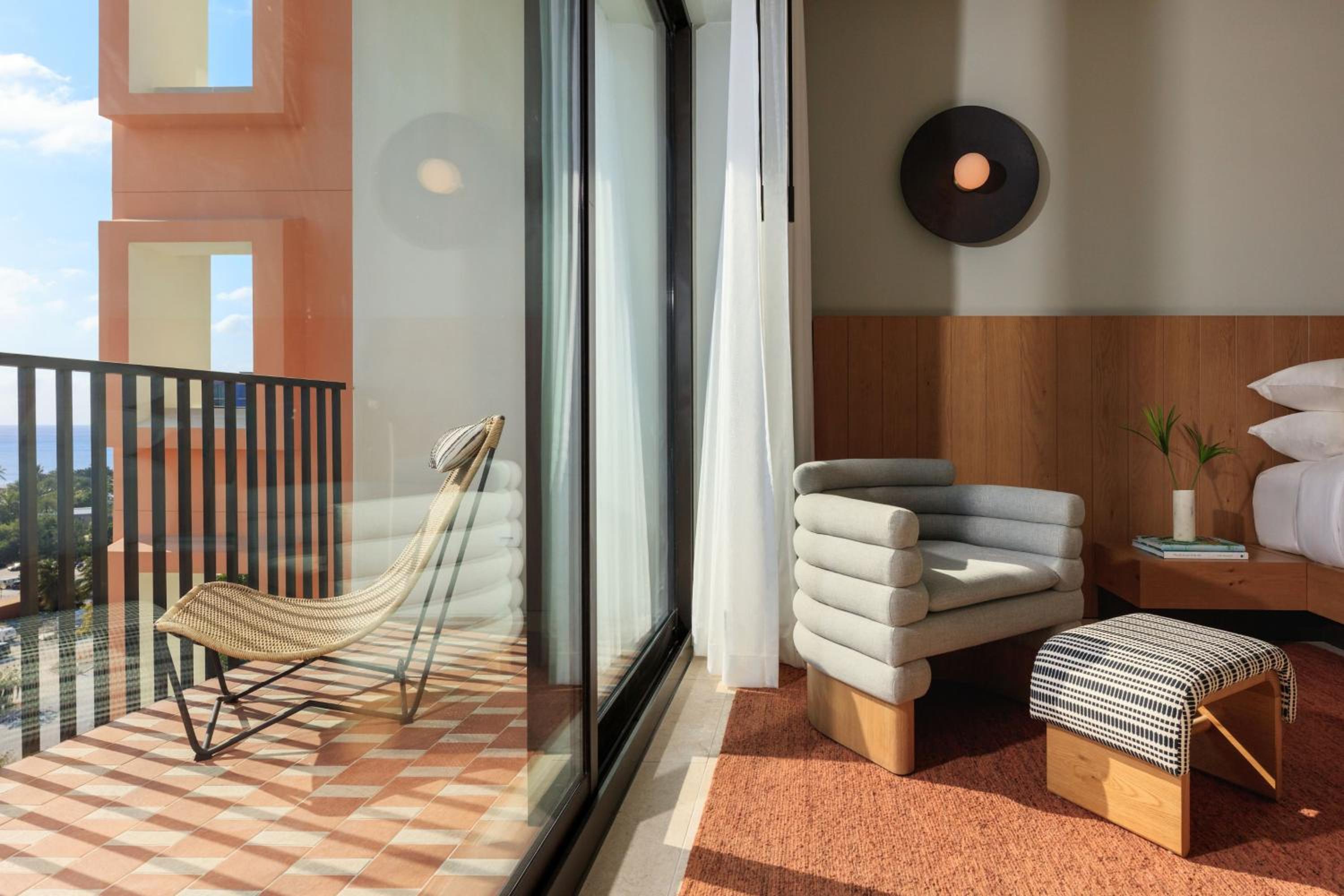 One-Bedroom Family Suite with Pool View - Photo 3