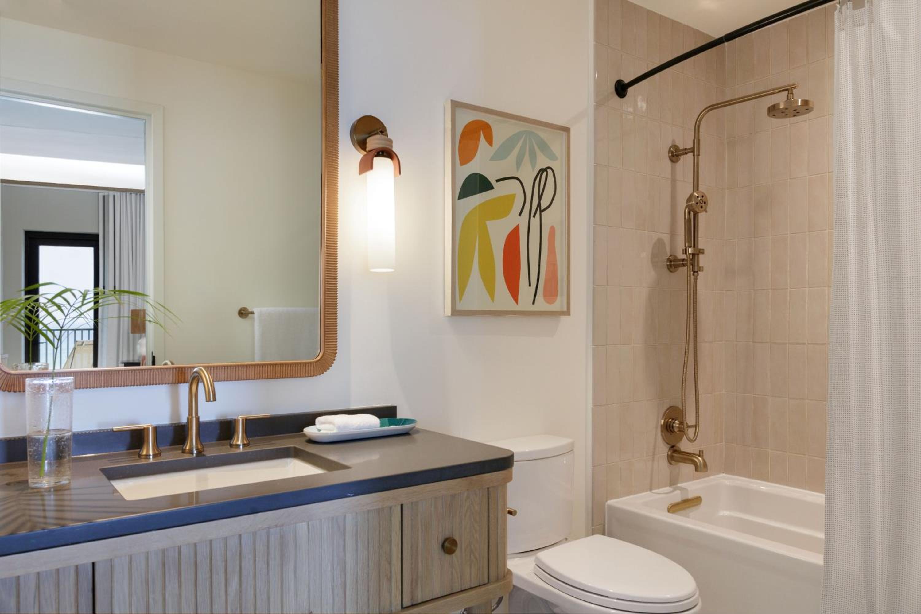 One-Bedroom Family Suite with Pool View - Photo 4