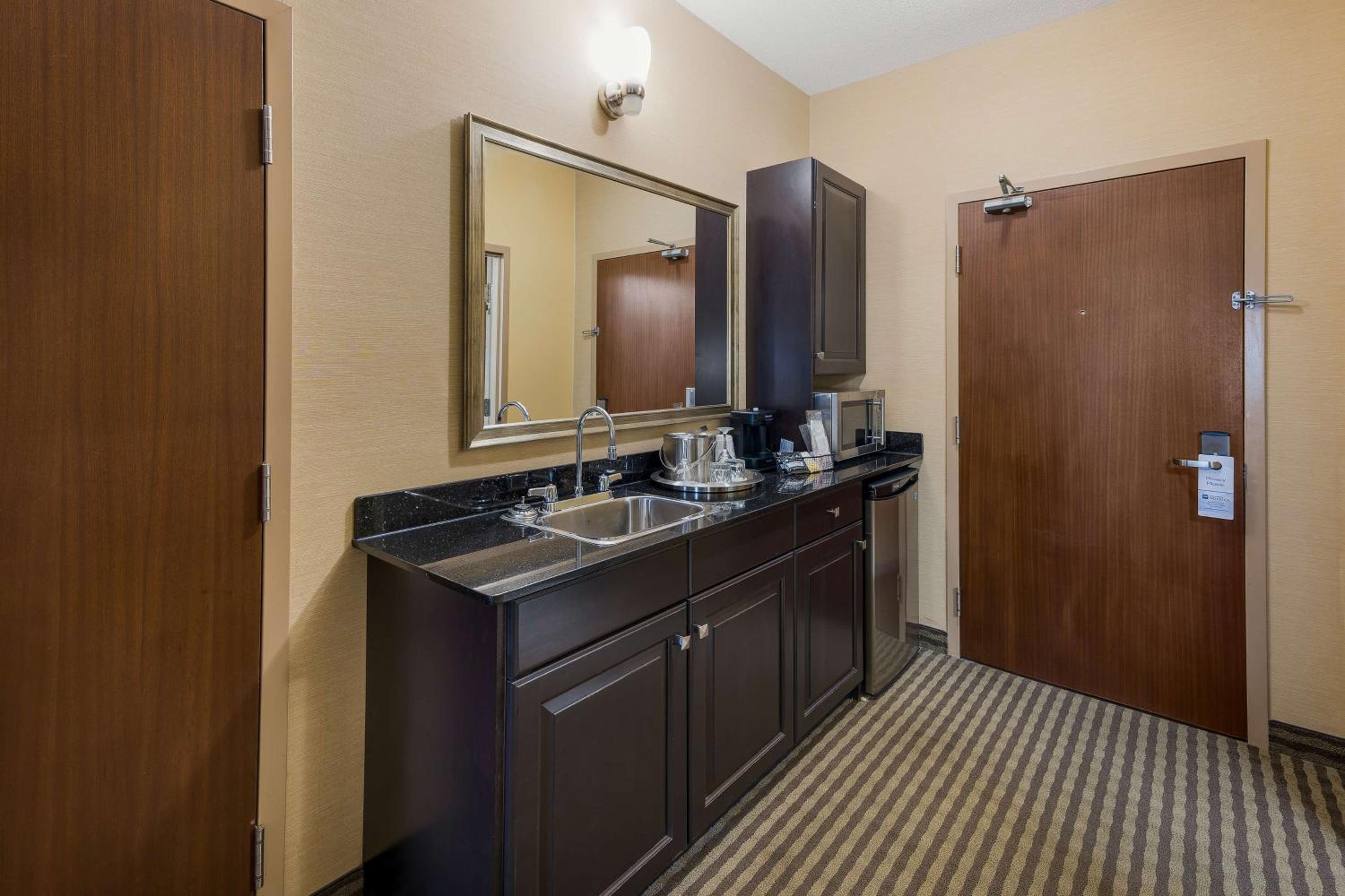 Queen Room with Two Queen Beds and Sofa Bed - Pet Friendly/Non-Smoking photo 2