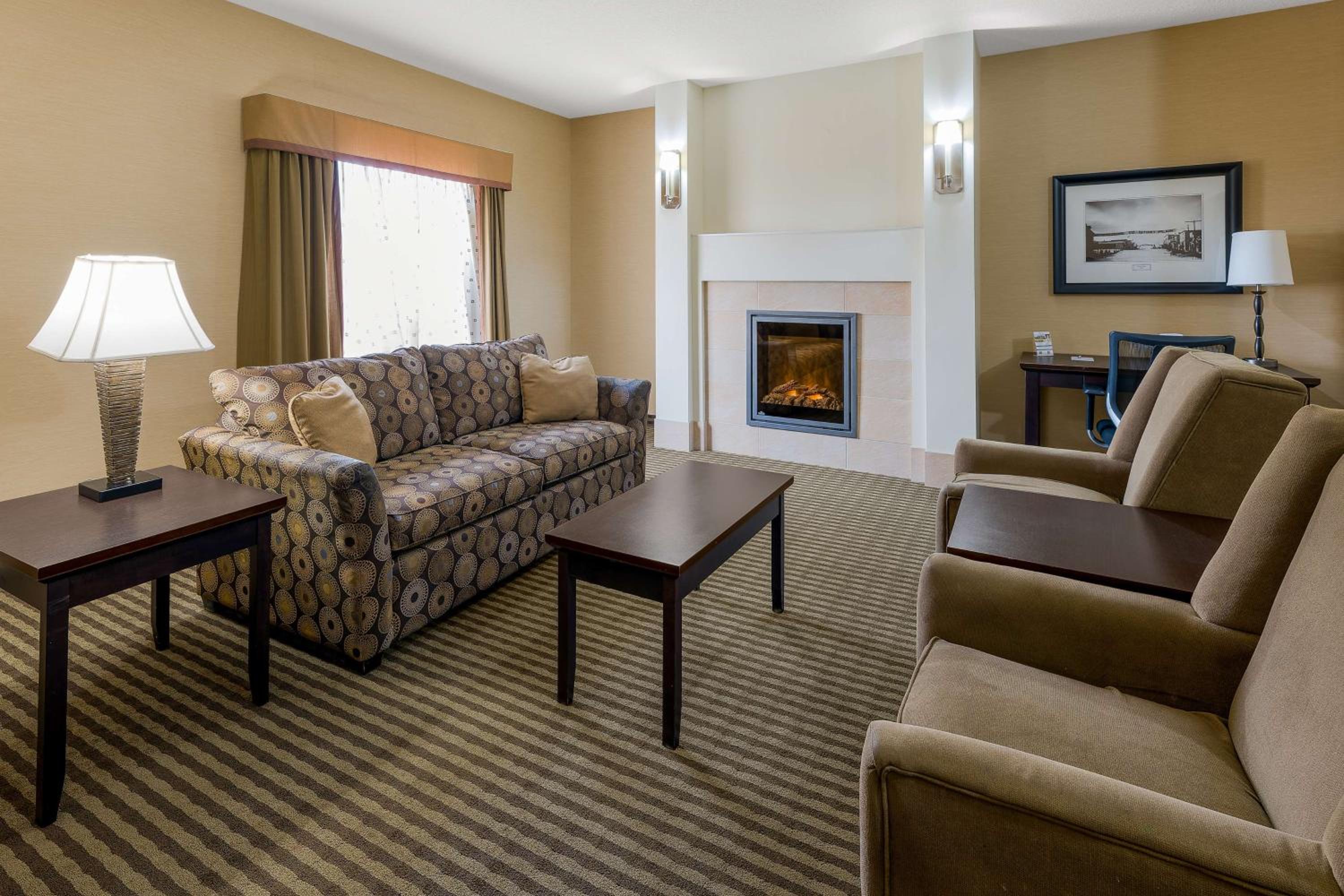 Deluxe Queen Suite photo 2