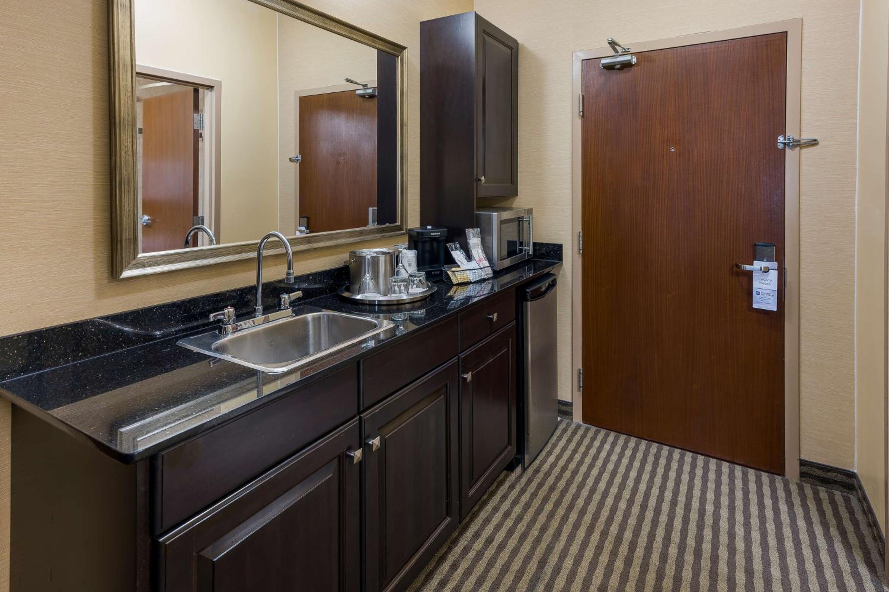 Queen Room with Two Queen Beds and Sofa Bed - Pet Friendly/Non-Smoking photo 3