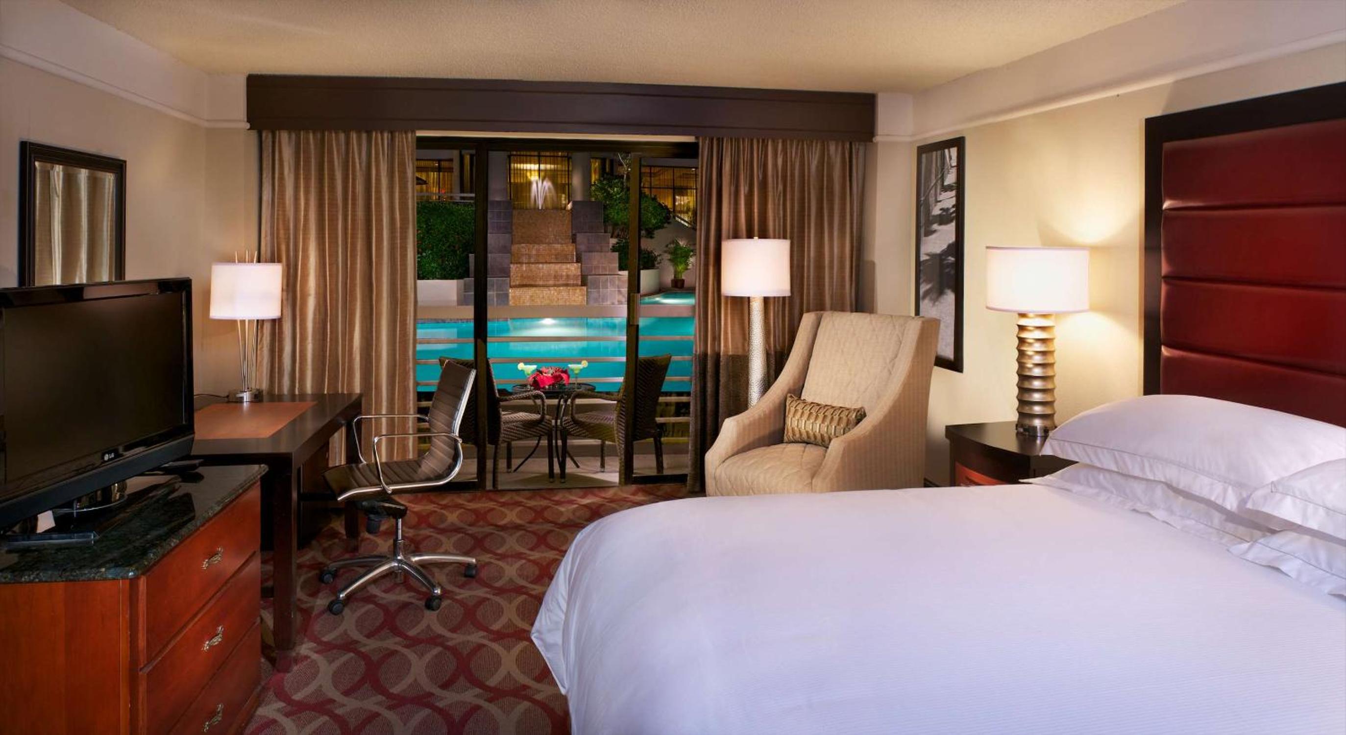 King Room with Pool View - Photo 3