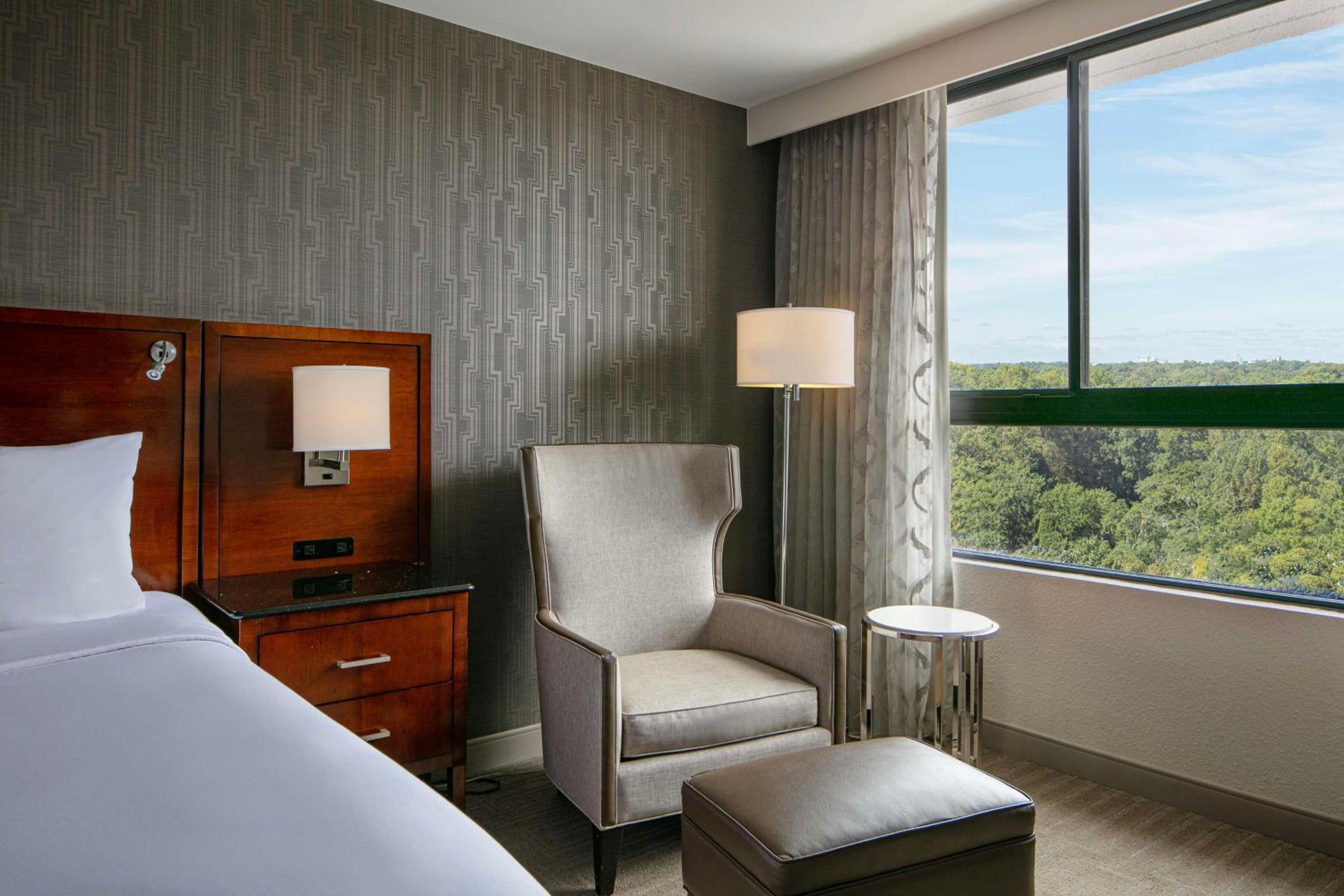 Deluxe King Room - Photo 5