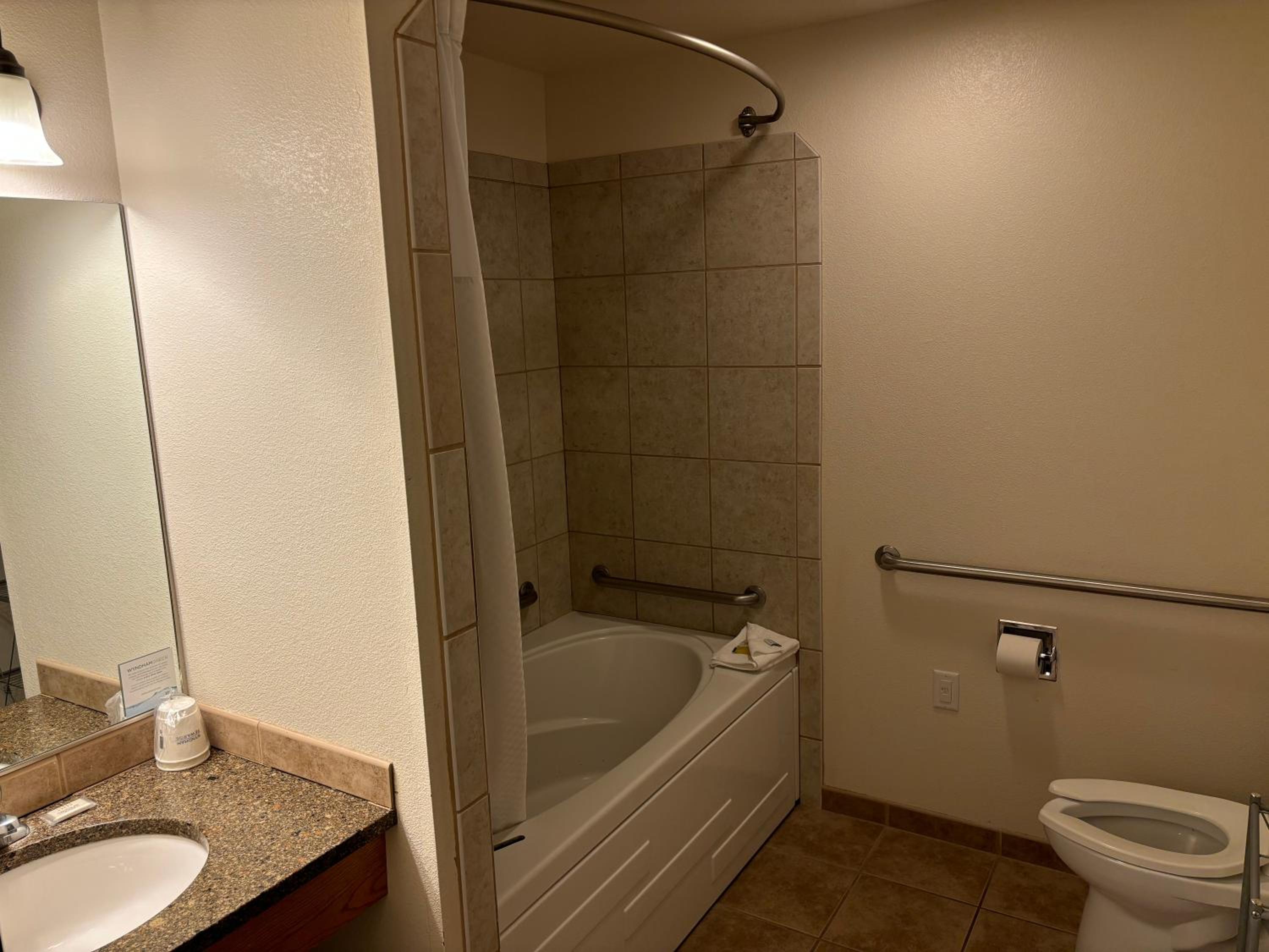 Deluxe Queen Studio Suite - Non-Smoking photo 3