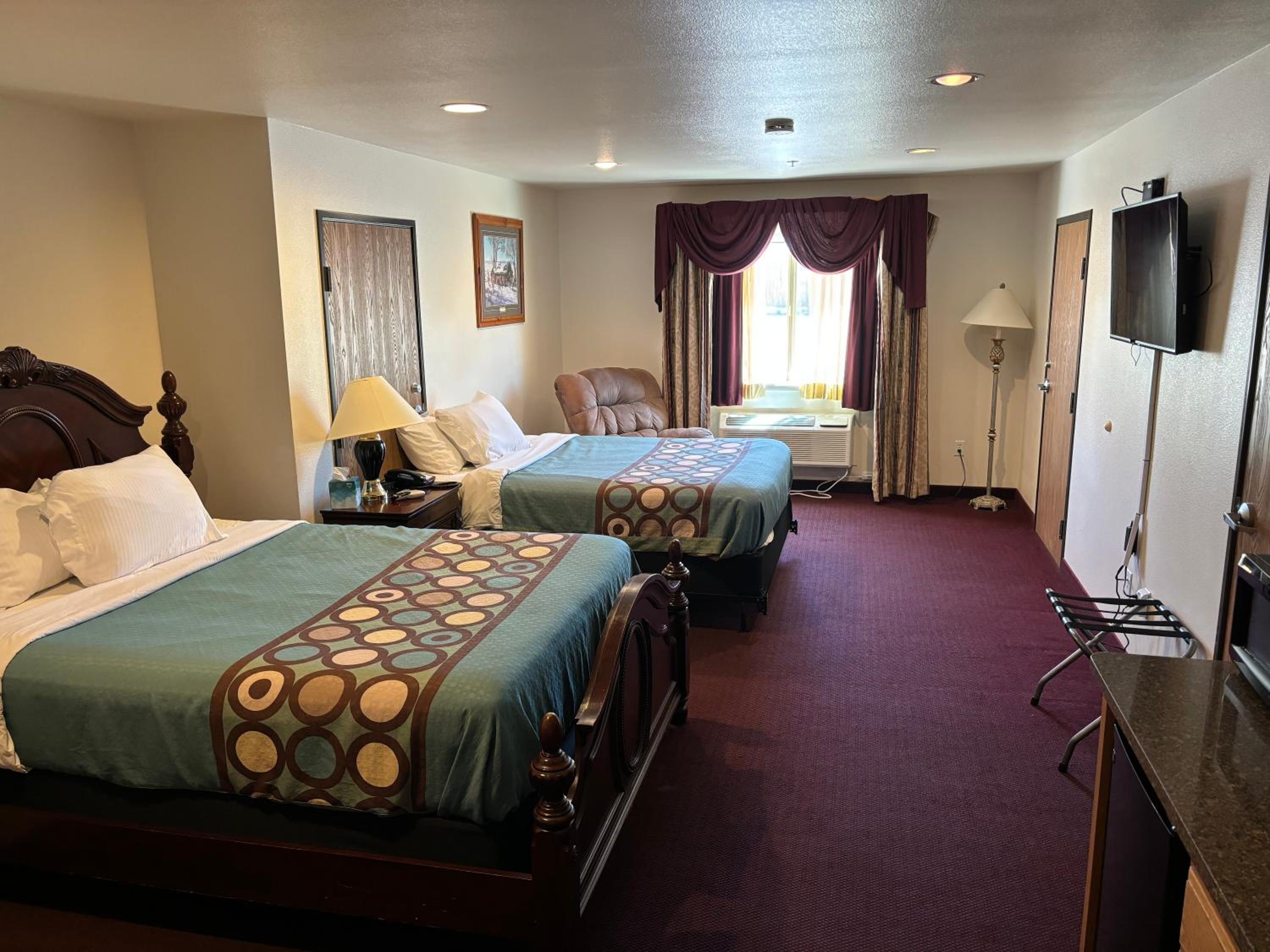 Deluxe Queen Studio Suite - Non-Smoking photo 2