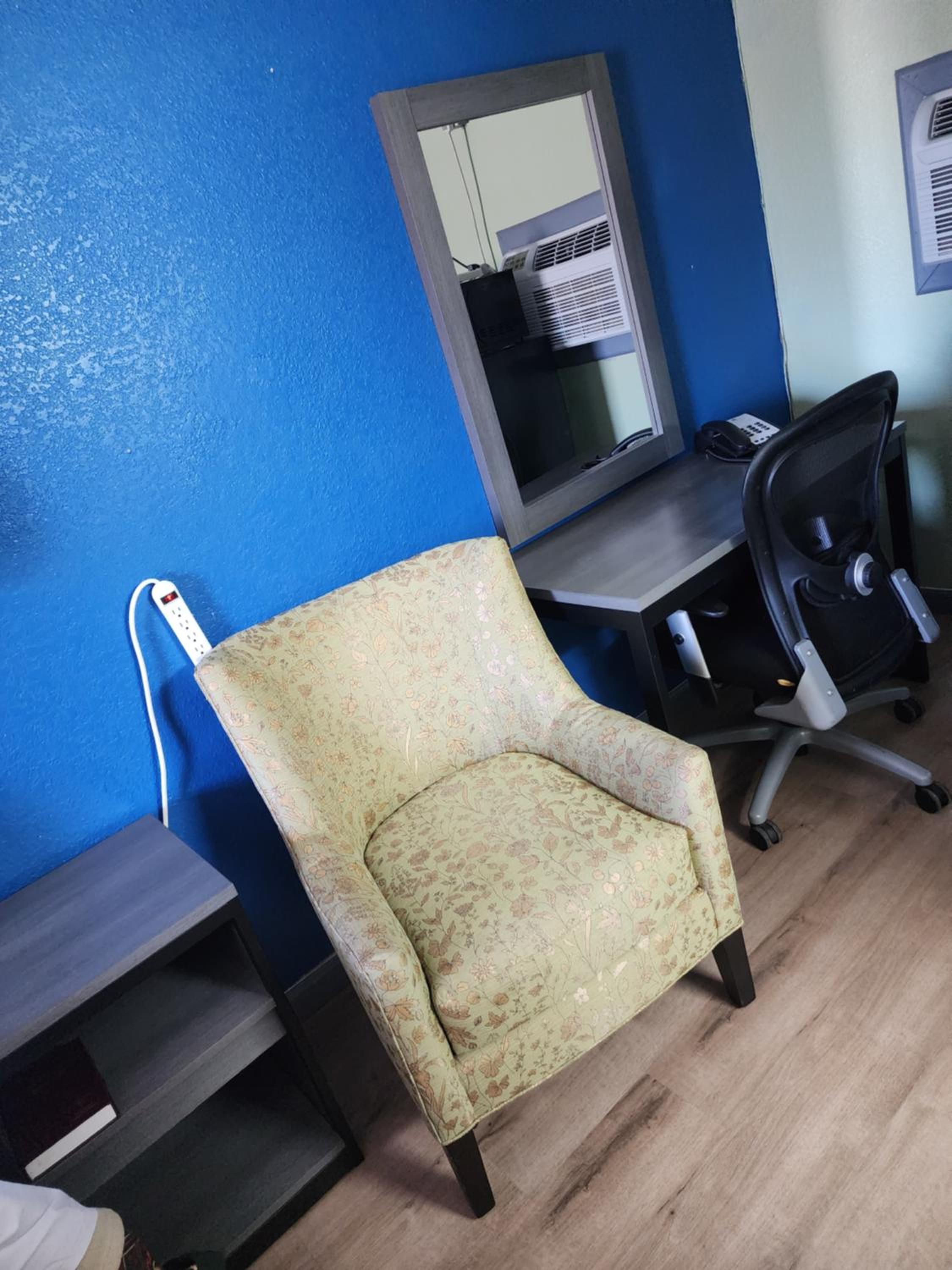 King Room - Non-Smoking - Photo 9