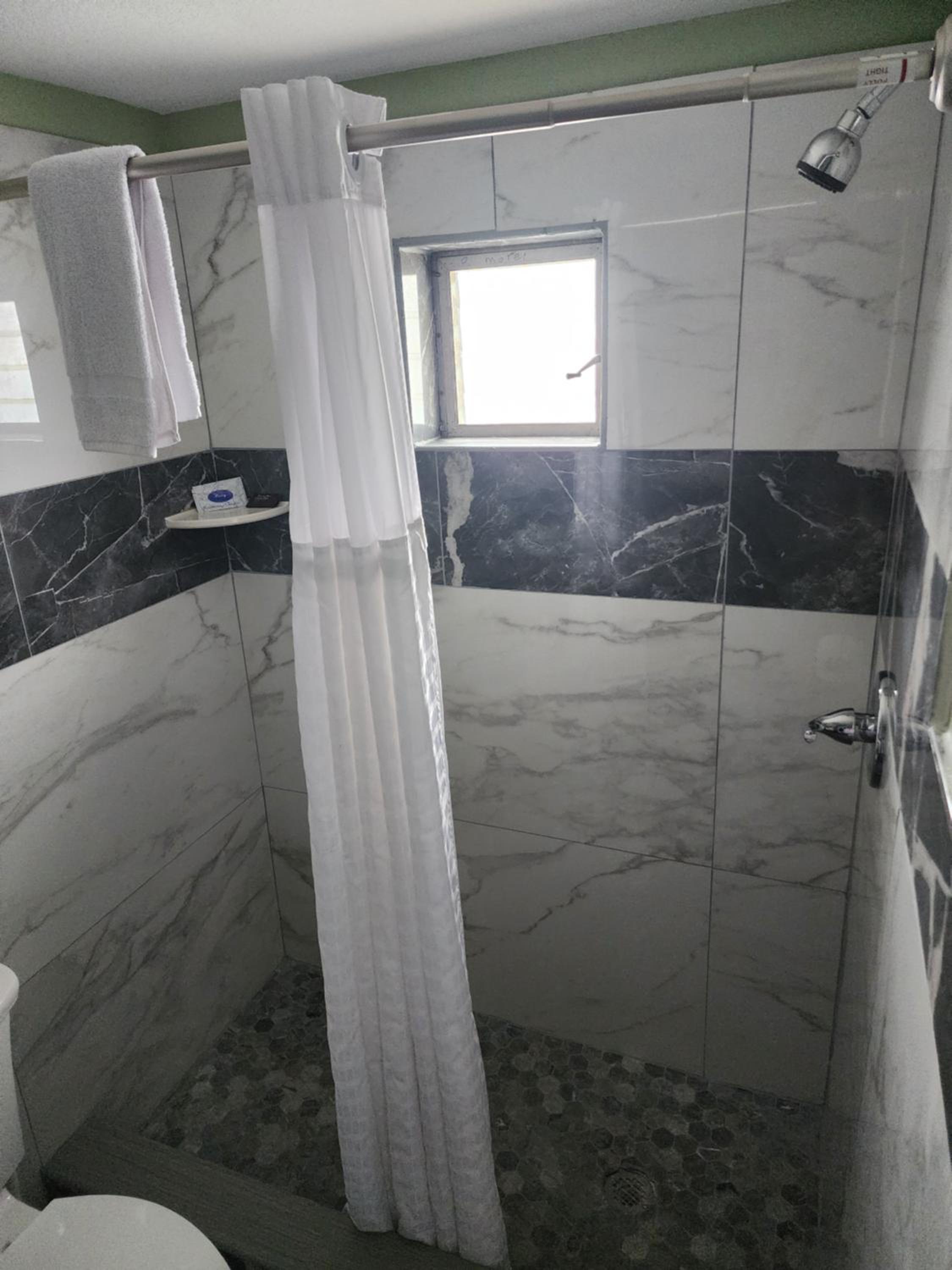 King Room - Non-Smoking - Photo 2