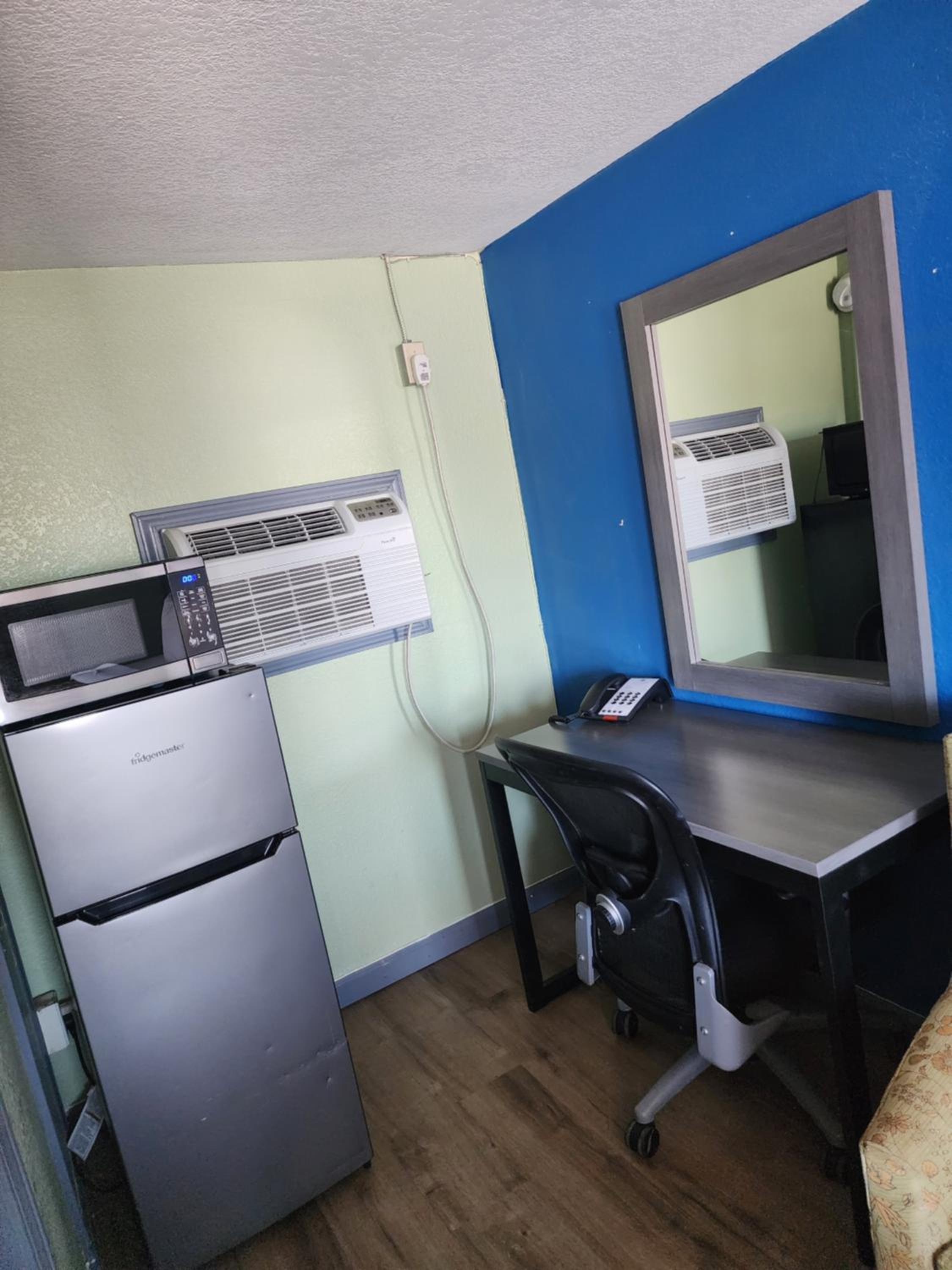King Room - Non-Smoking - Photo 7