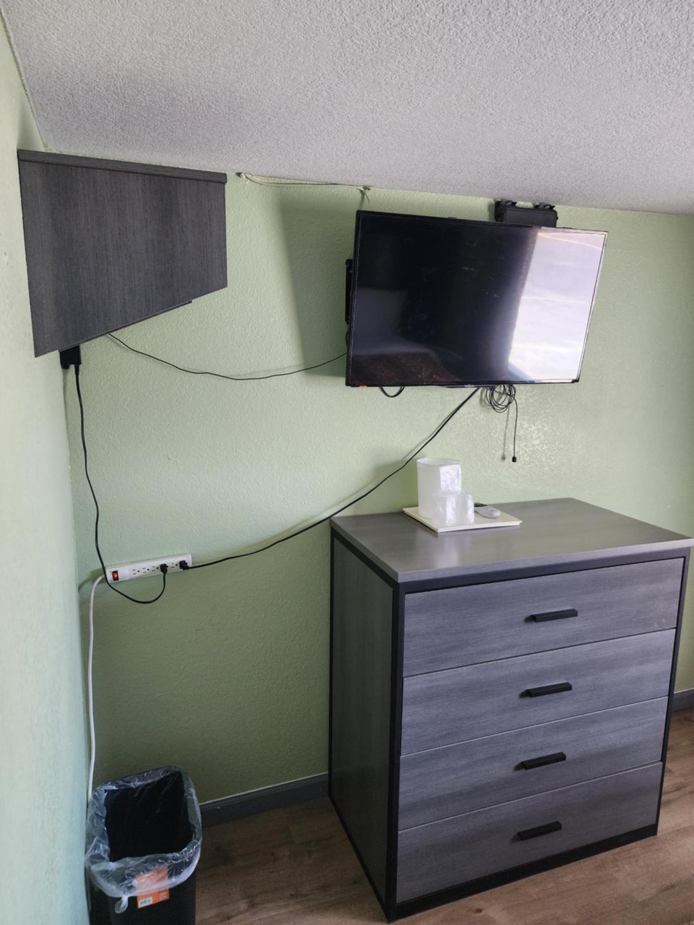 King Room - Non-Smoking - Photo 10