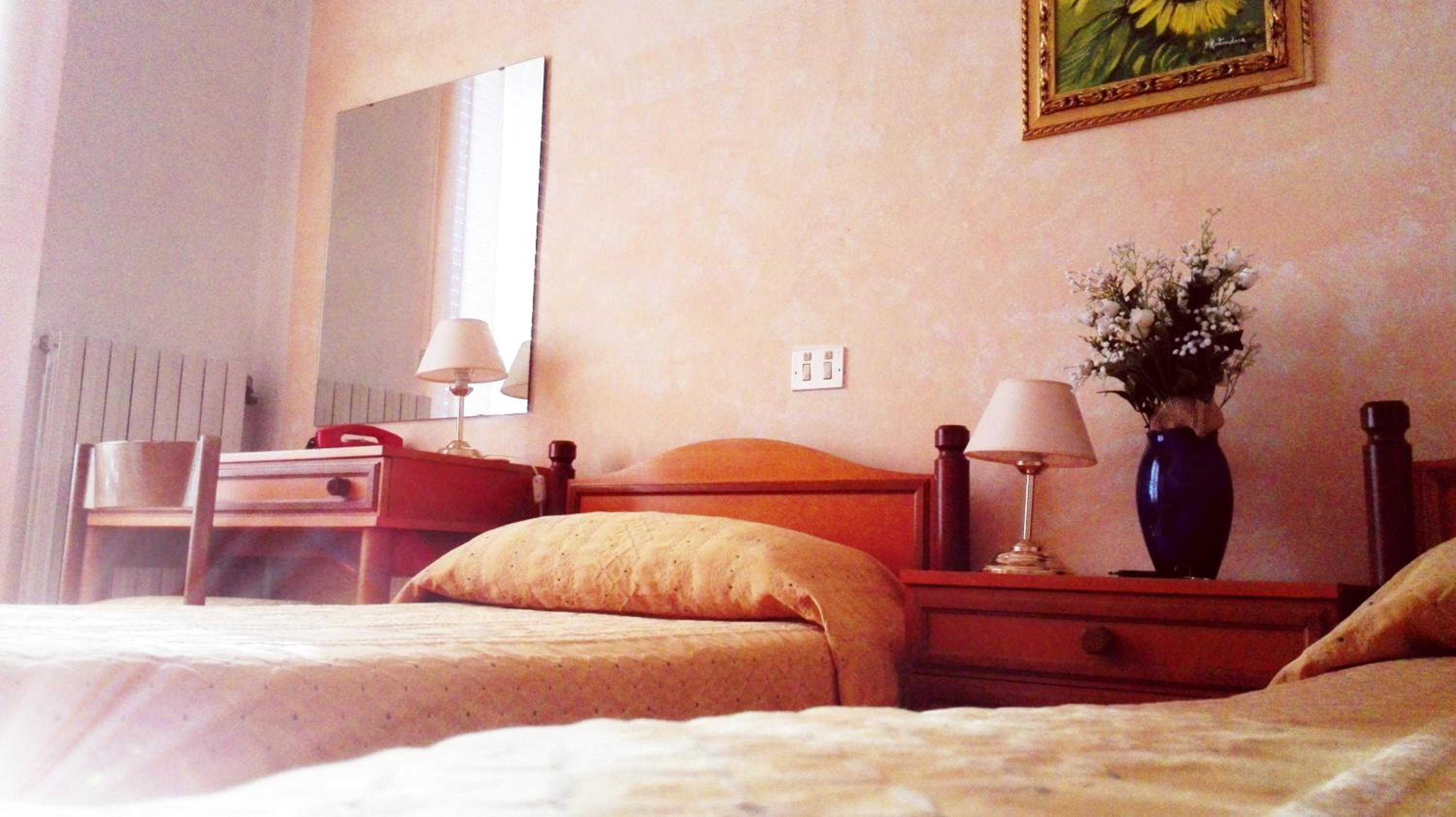 Standard Double or Twin Room - Photo 6