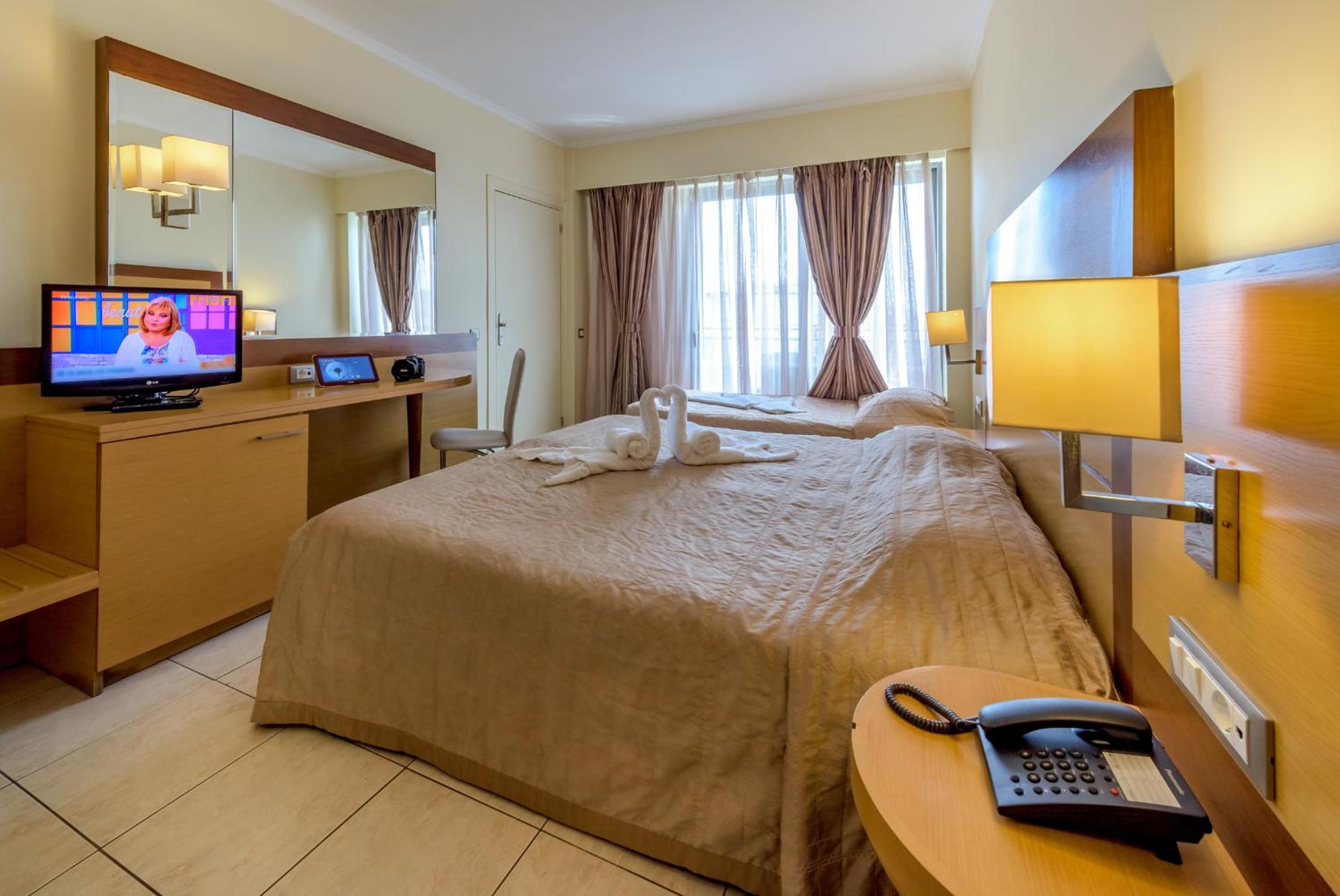 Twin Room with Extra Bed - Photo 3