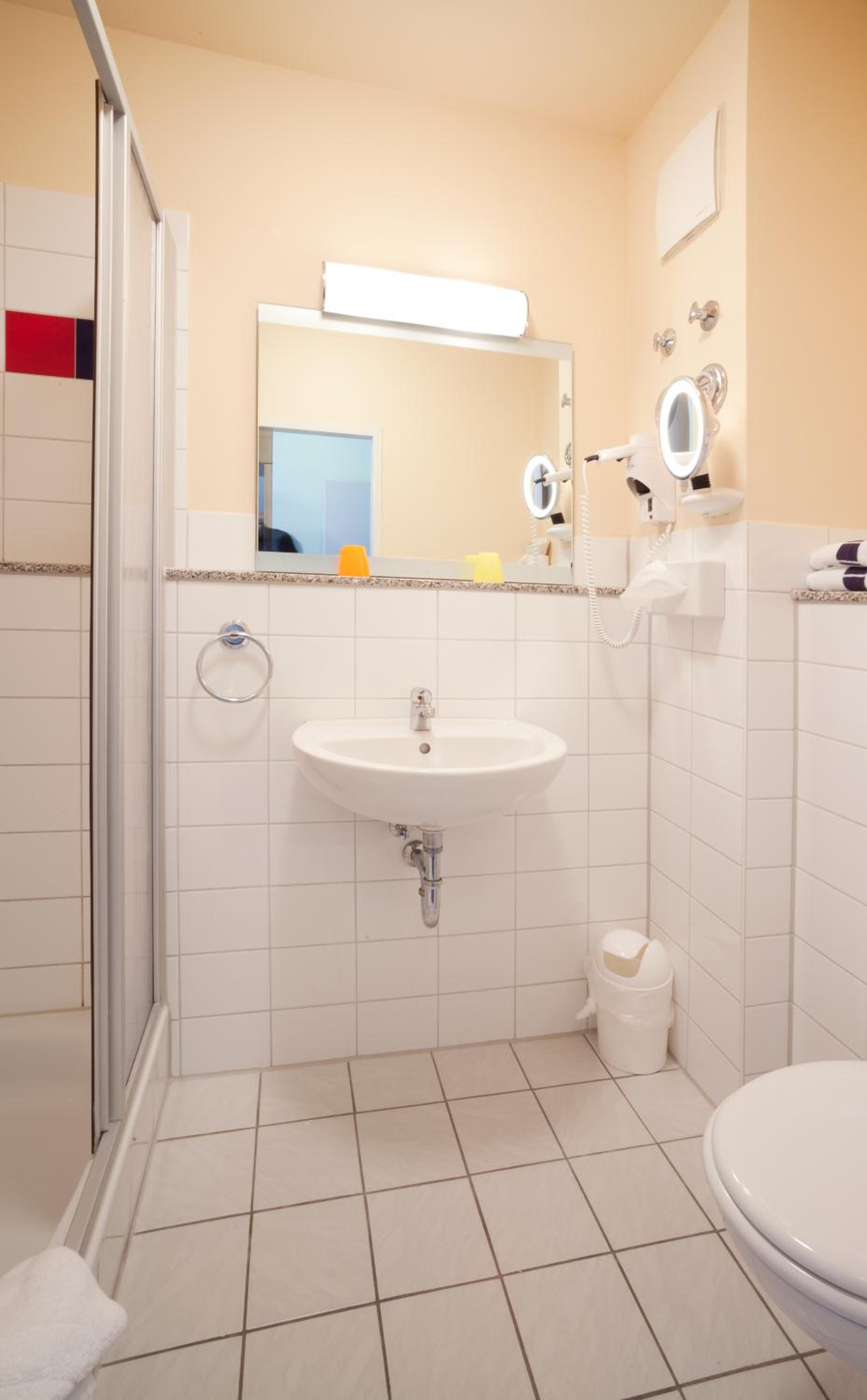 Standard Single Room thumbnail 6