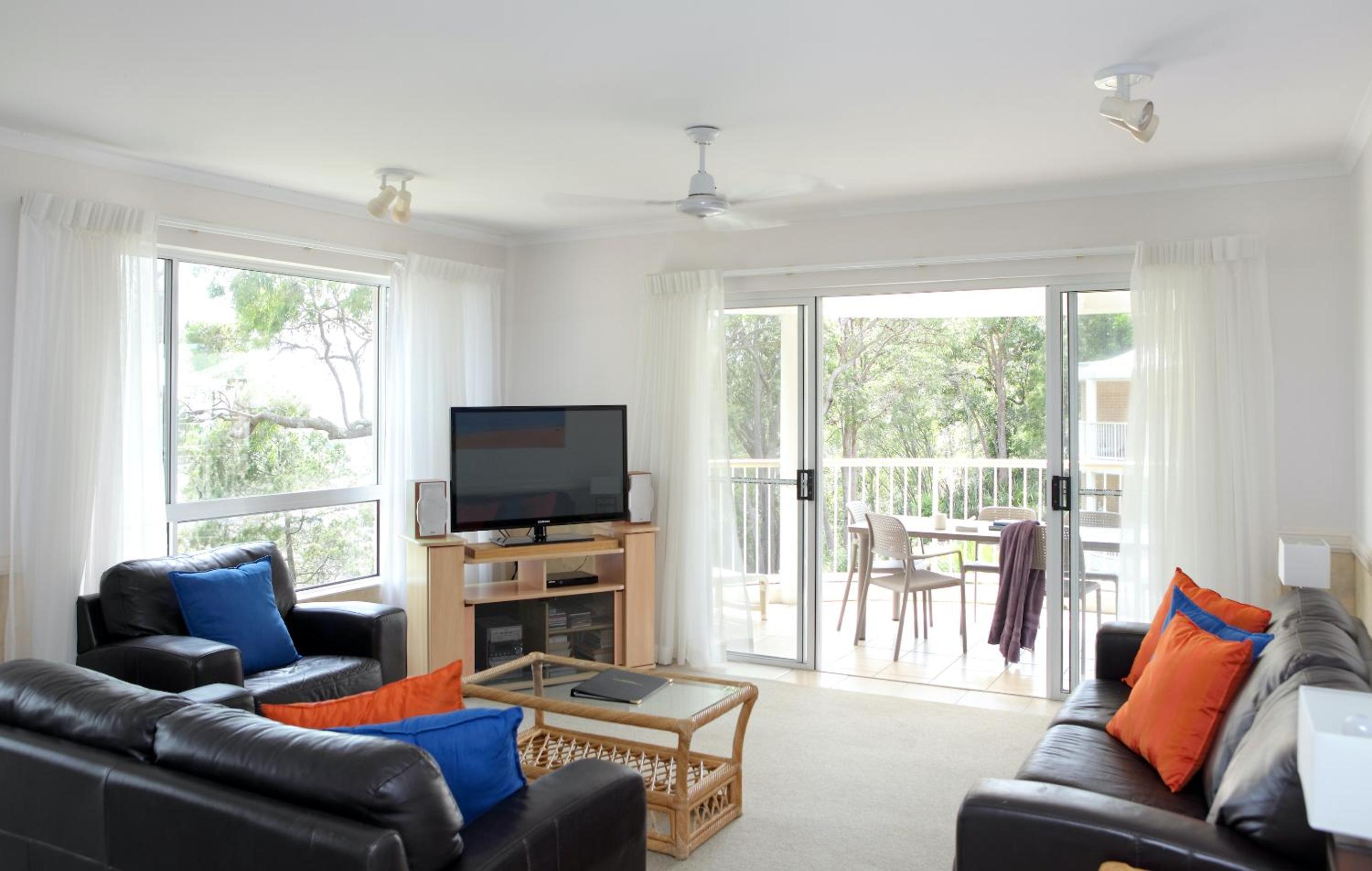 Three-Bedroom Apartment with Balcony - Photo 4