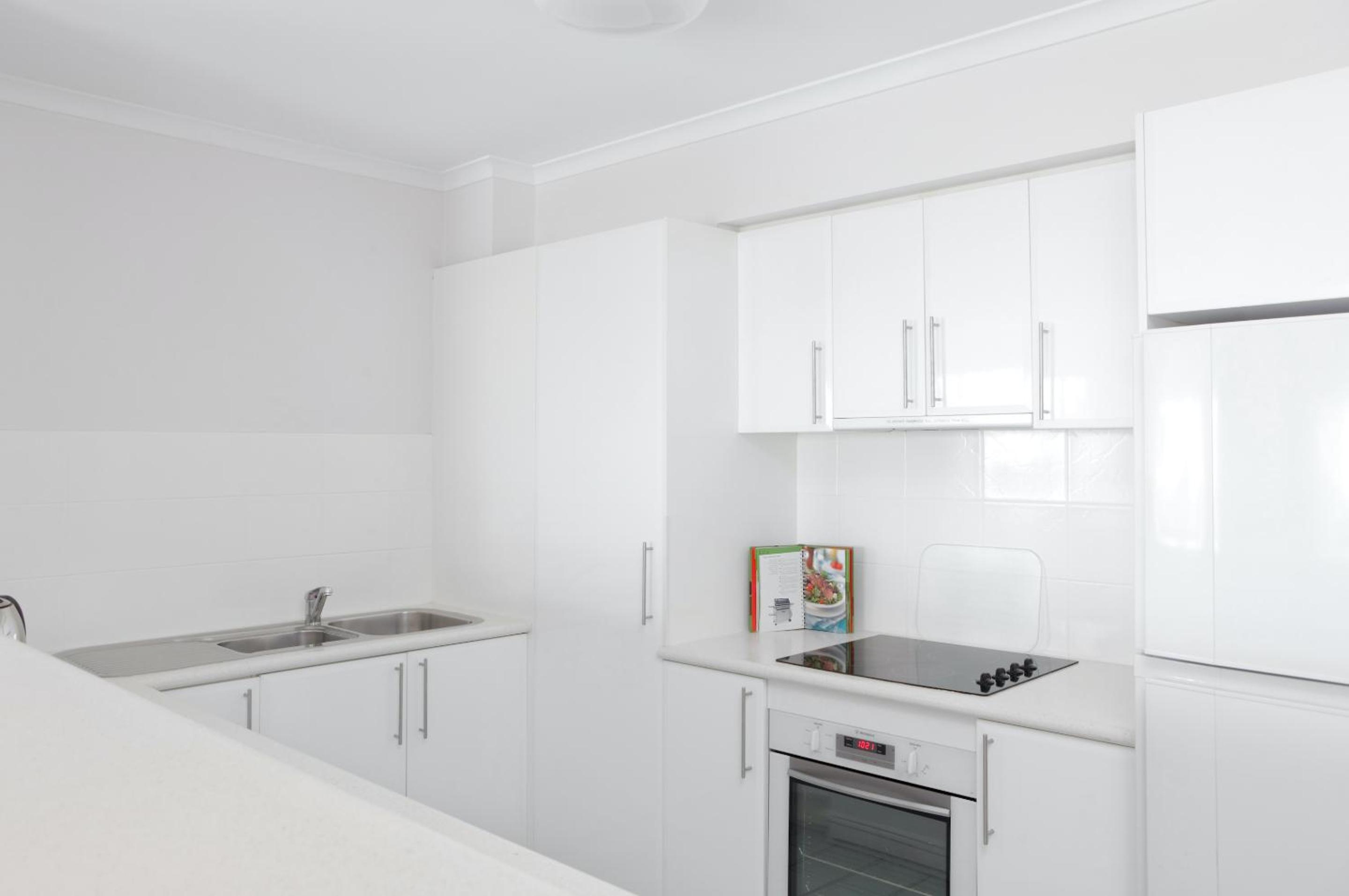 Three-Bedroom Apartment with Balcony - Photo 2