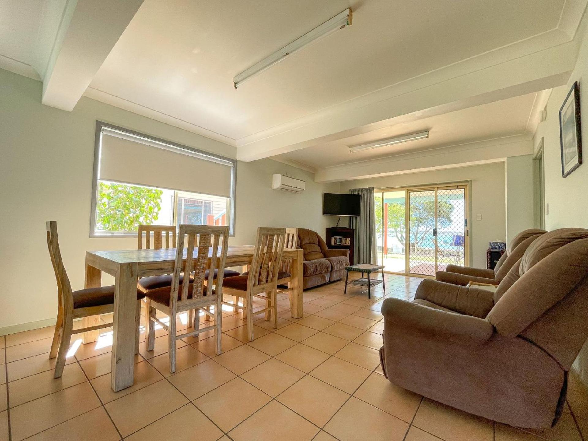 Five-Bedroom House photo 1