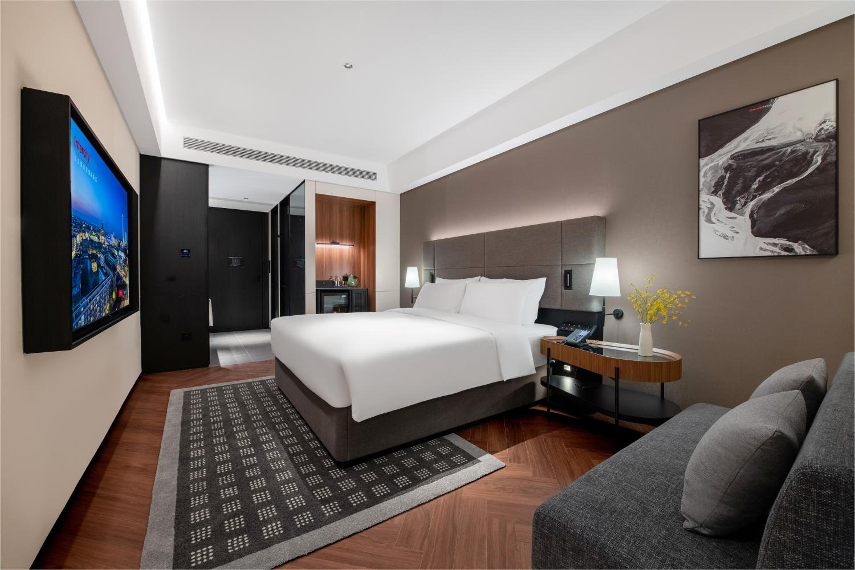 Deluxe Queen Room