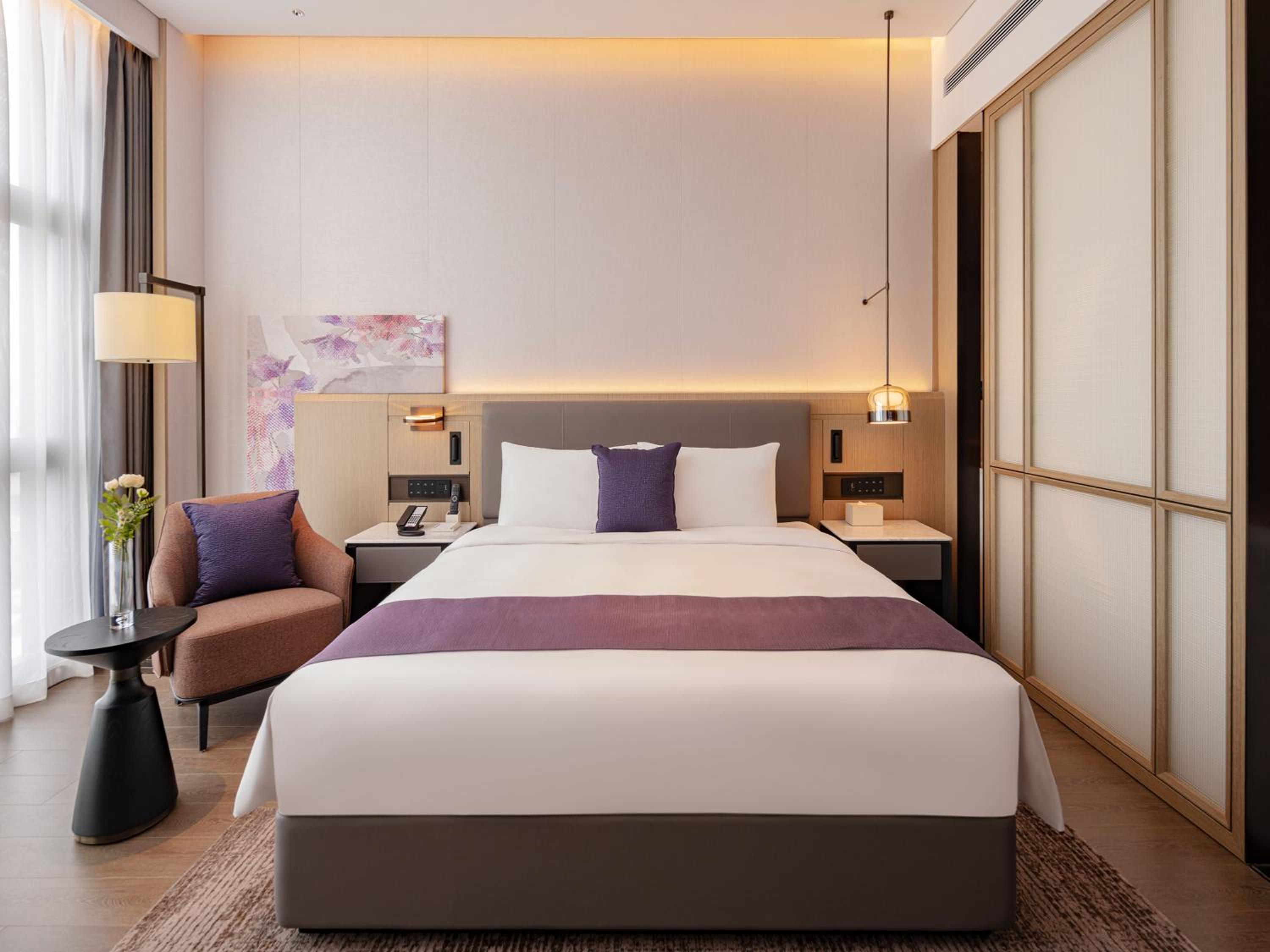 Superior Room with One King Bed photo 2