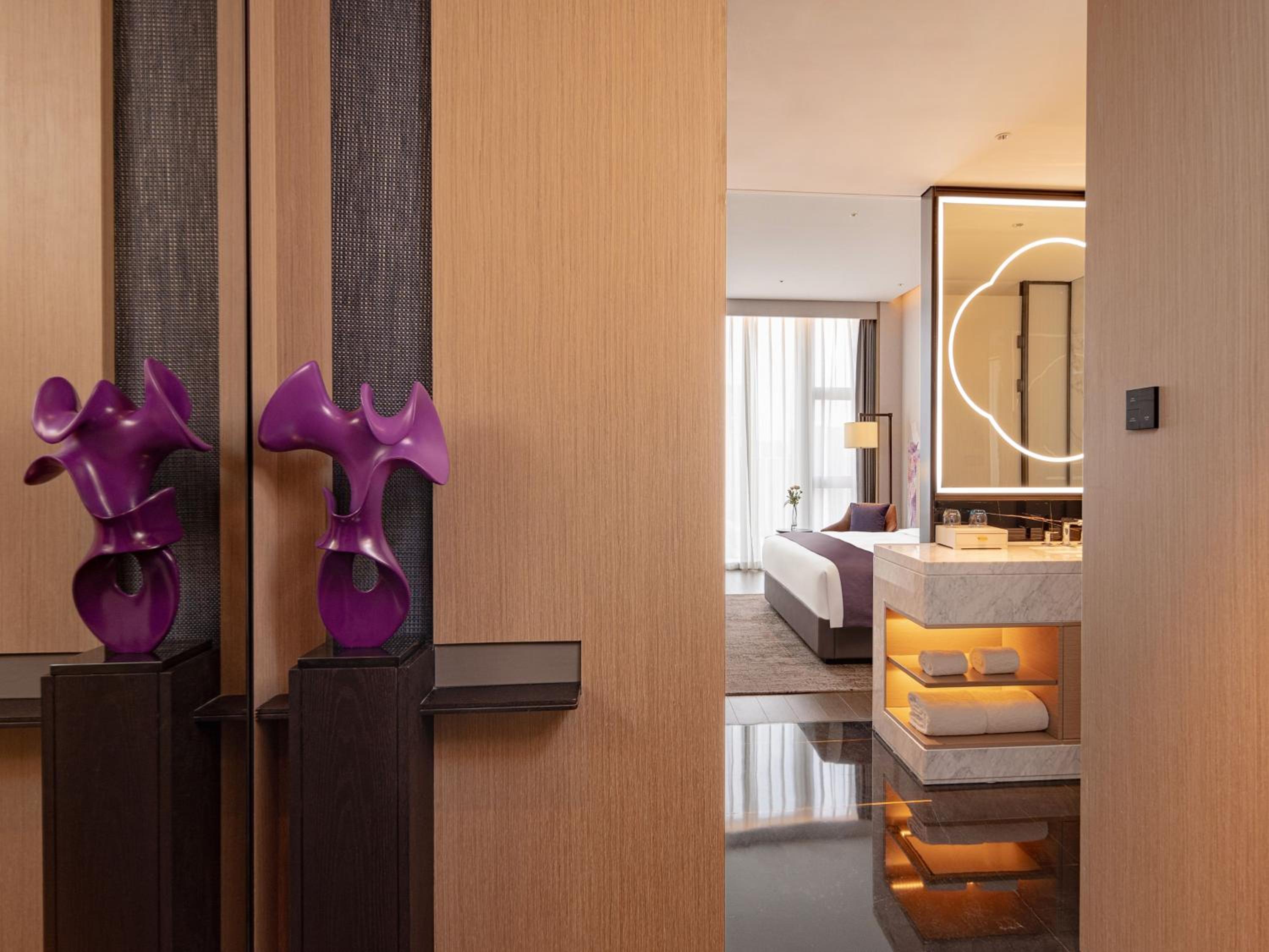 Superior Room with One King Bed photo 1