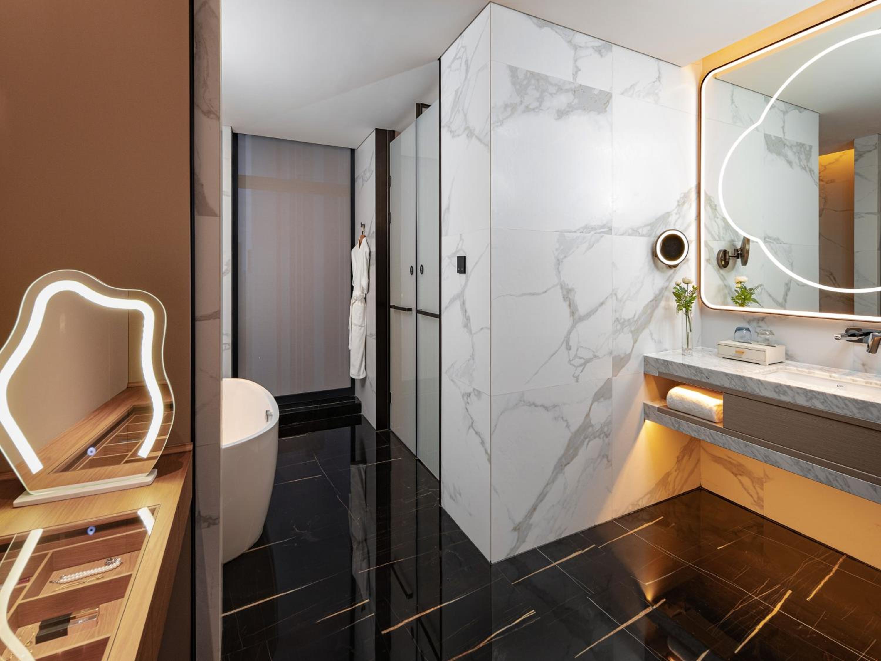 Superior King Suite photo 3