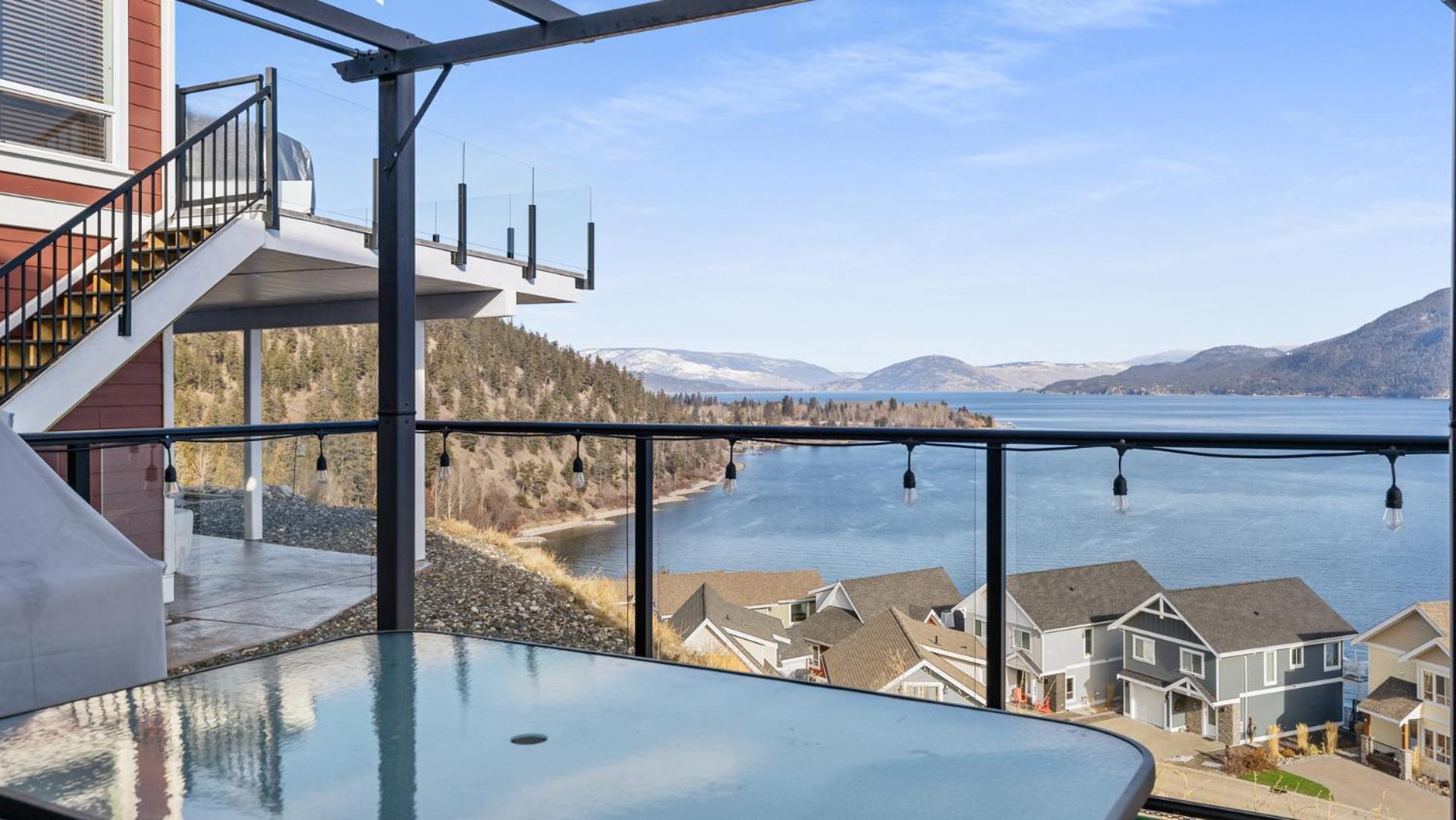 Family Room With Lake View photo 3
