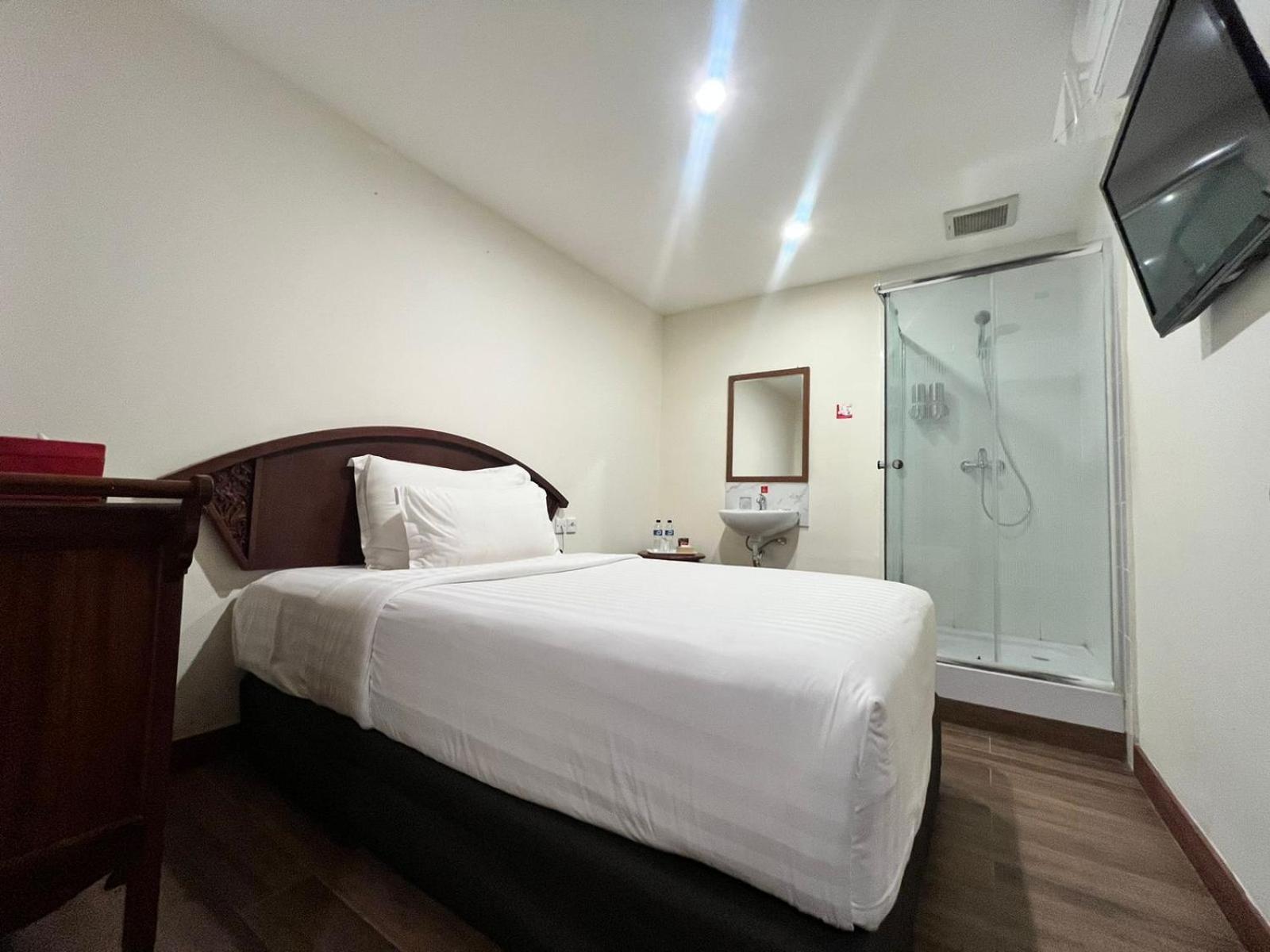 Standard Single Room No Window with Private Shower and Shared Toilet photo 2