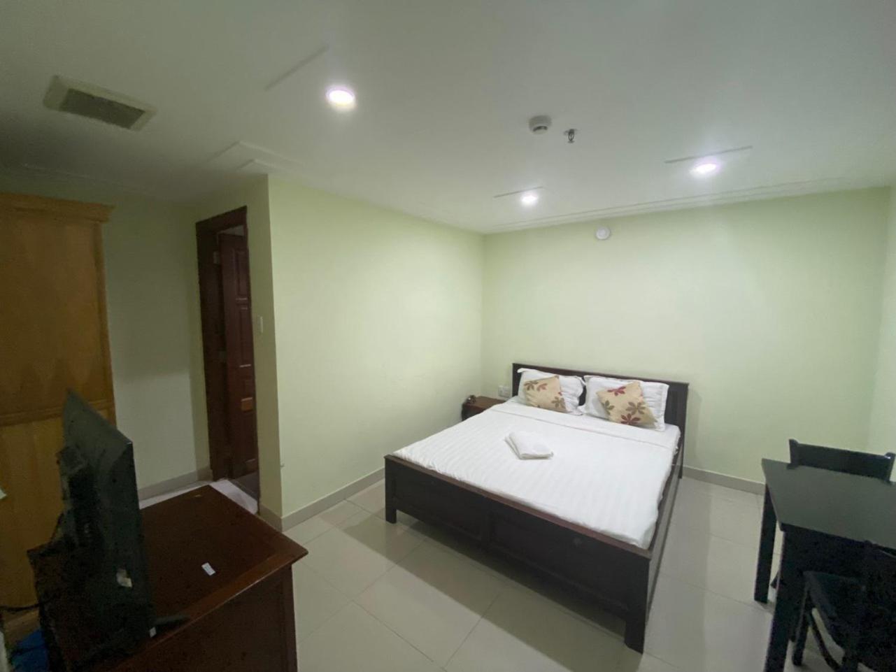 Standard Queen Room