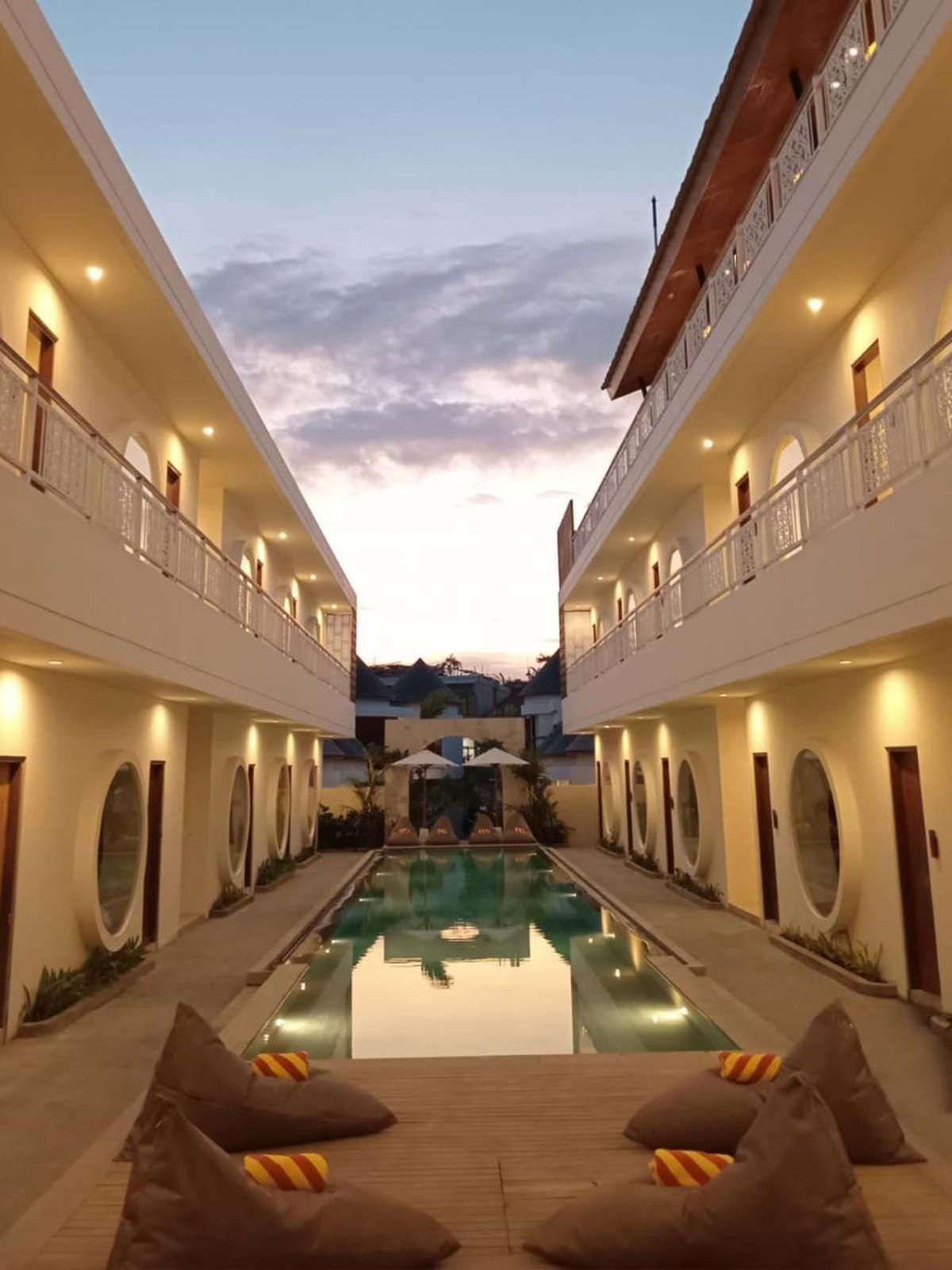Deluxe Pool Access