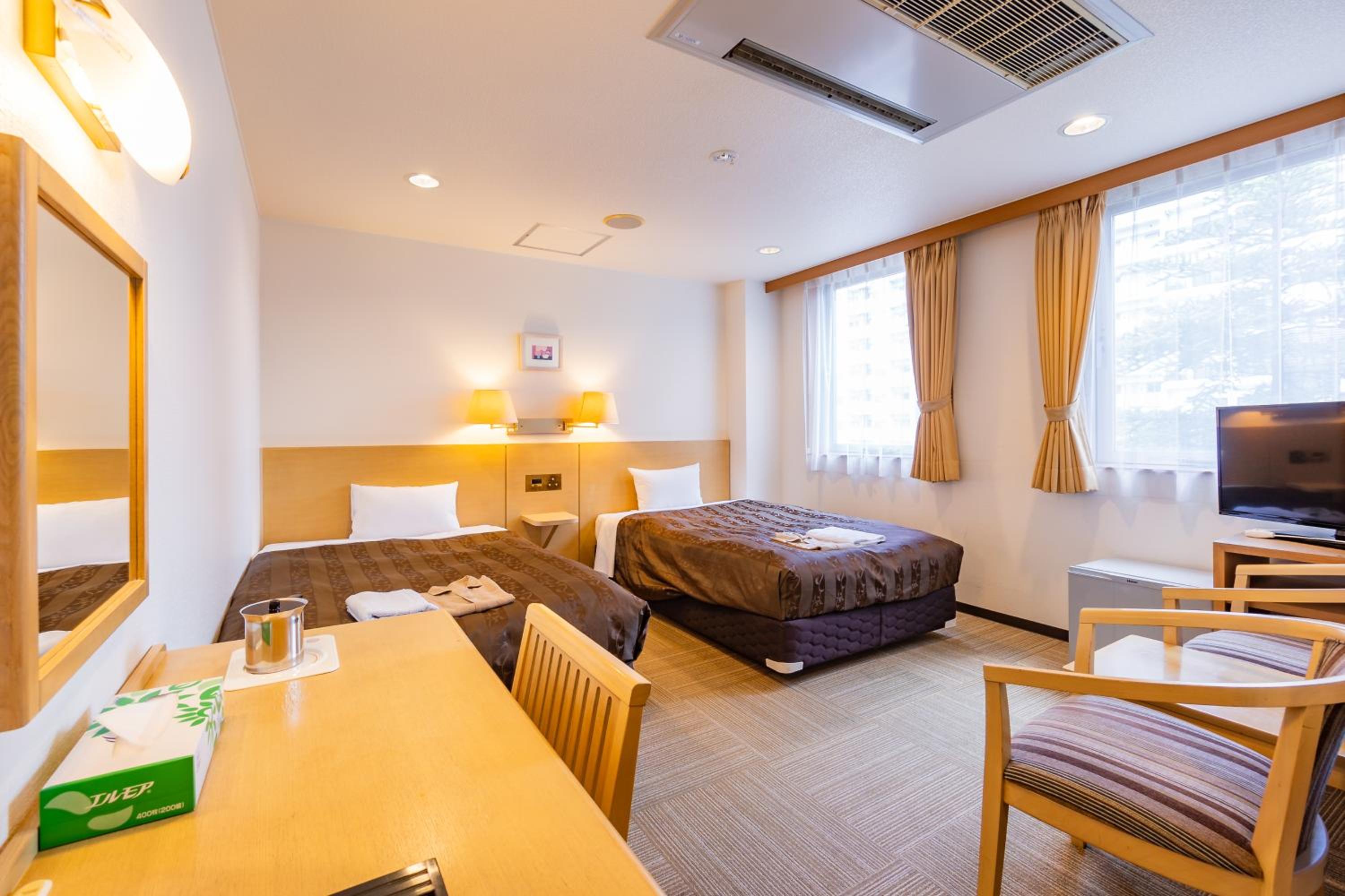 Twin Room with Small Double Beds and Private Bathroom - Non-Smoking - Photo 1