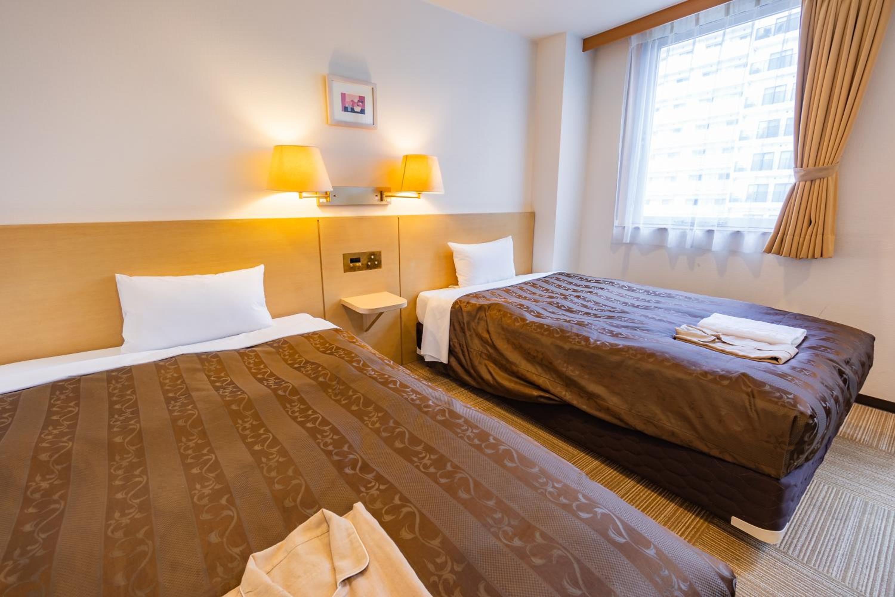 Twin Room with Small Double Beds and Private Bathroom - Non-Smoking - Photo 3