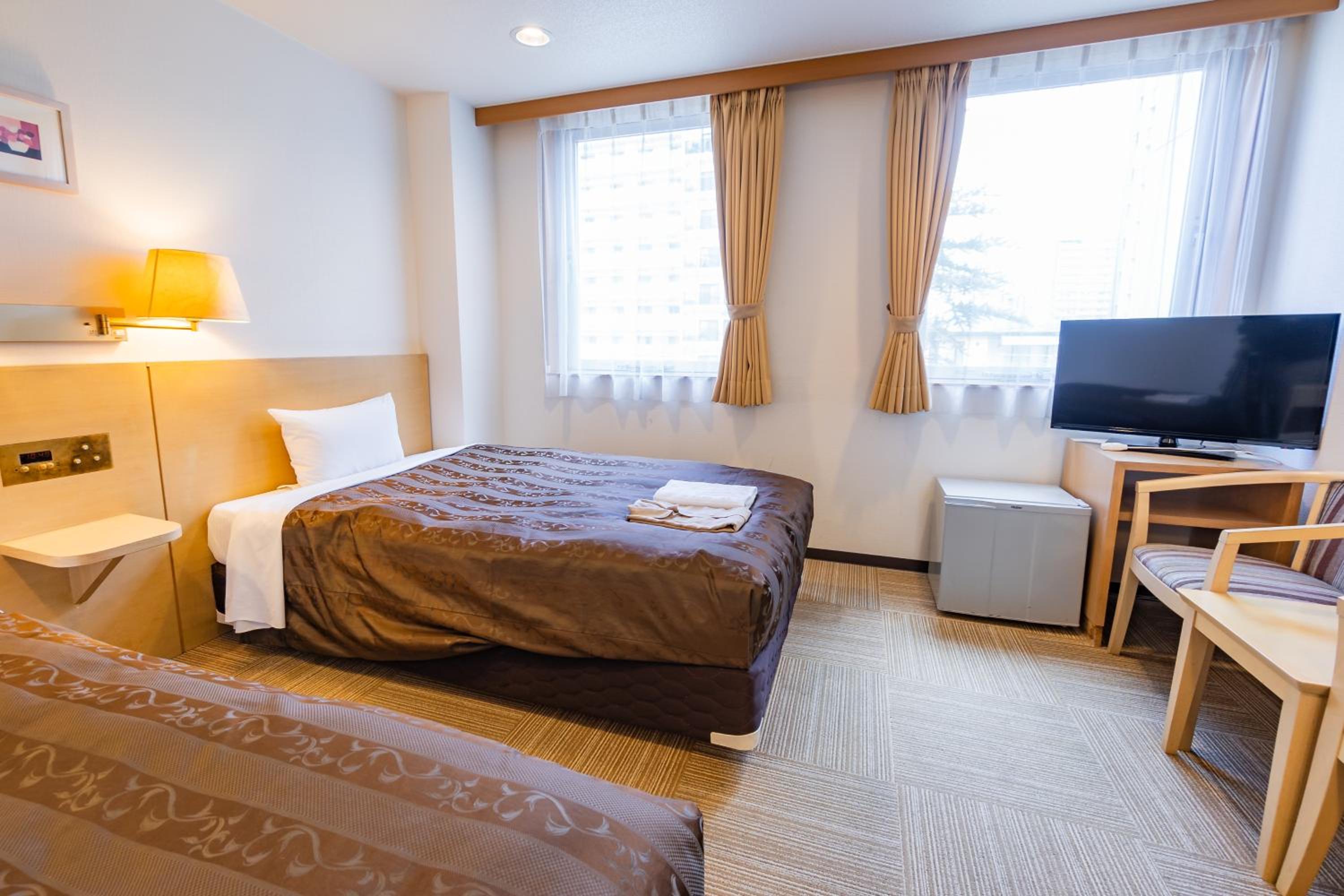 Twin Room with Small Double Beds and Private Bathroom - Non-Smoking - Photo 2