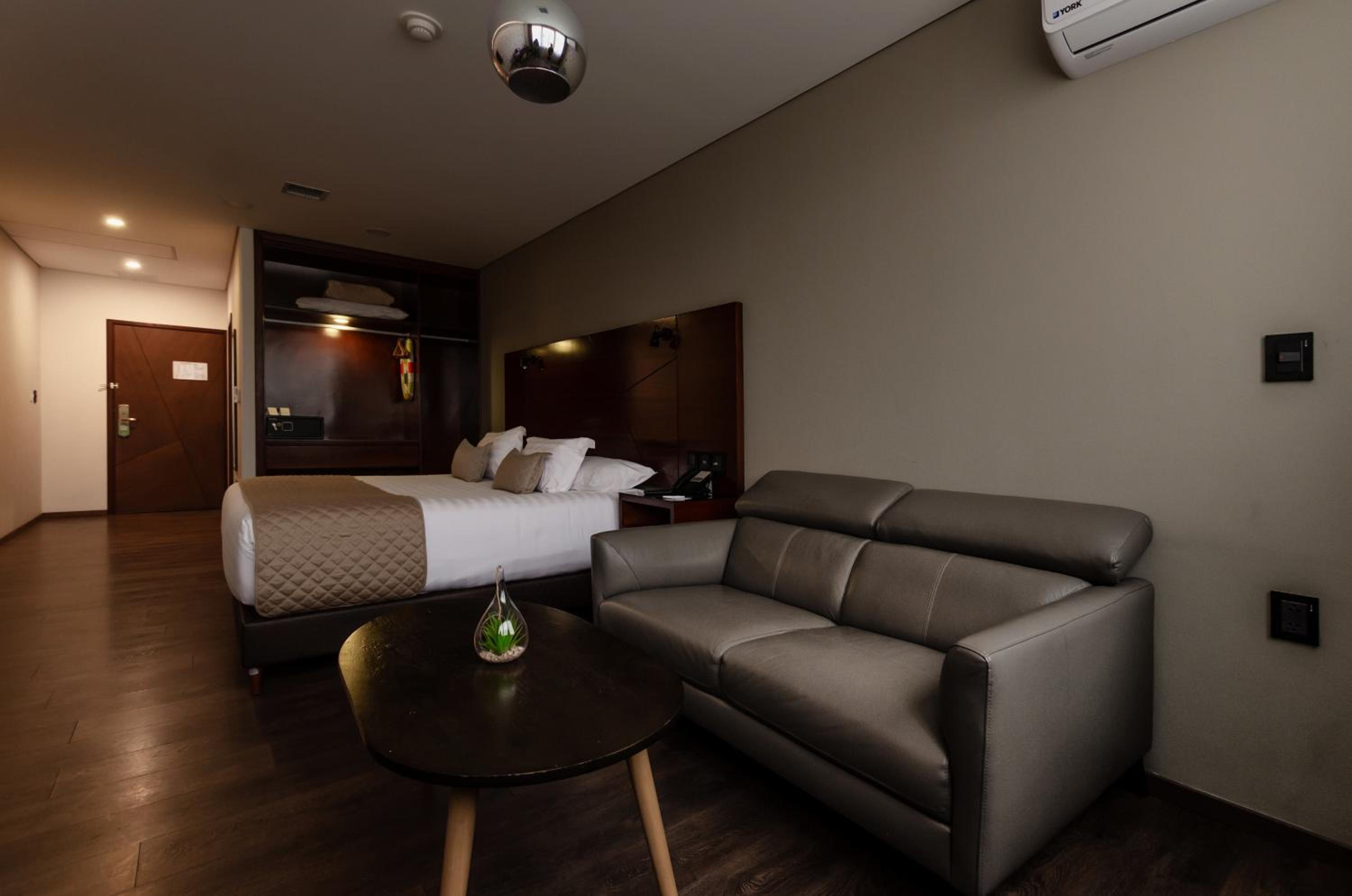 Deluxe King Room photo 2
