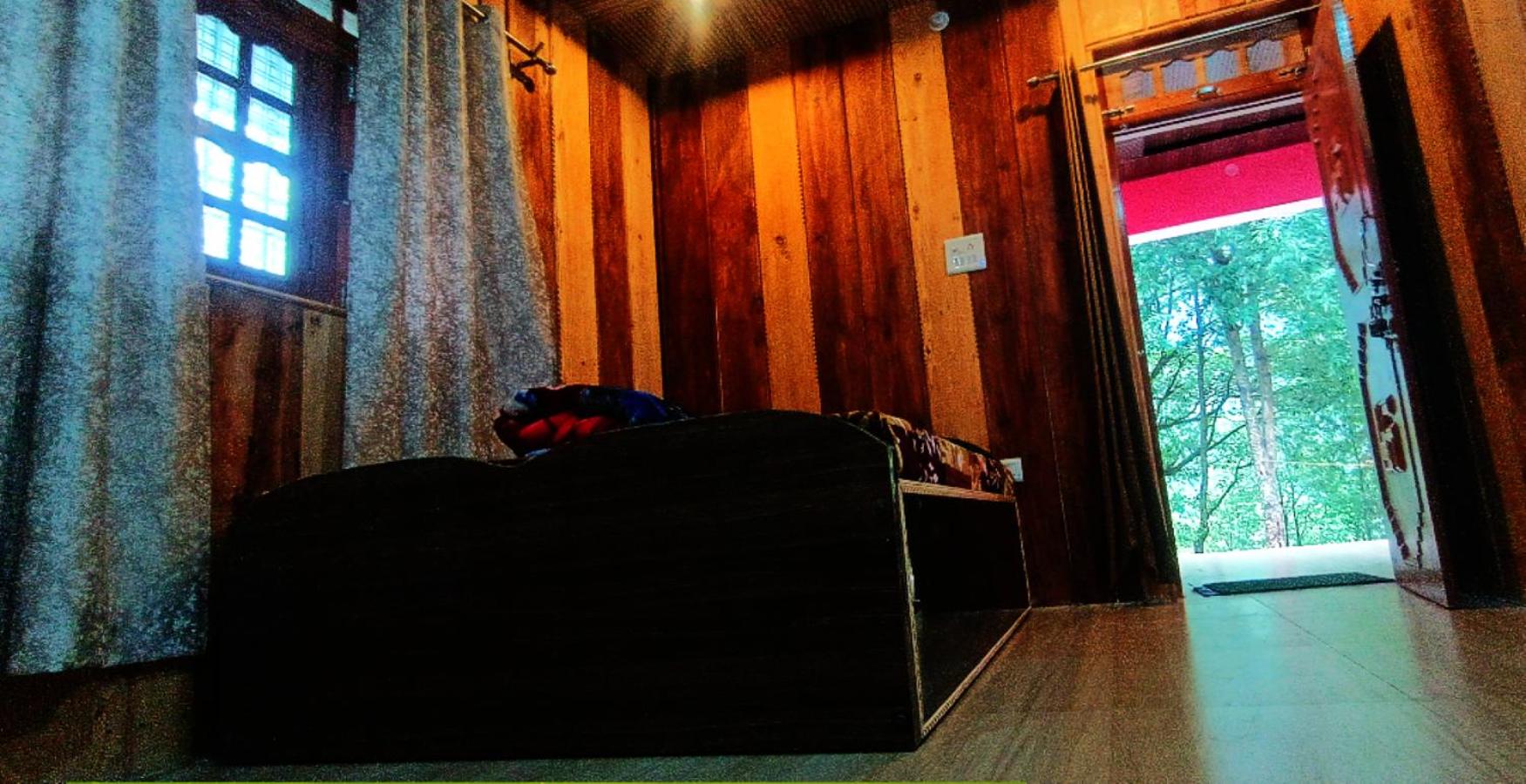 Deluxe Room (2 Adults + 1 Child)