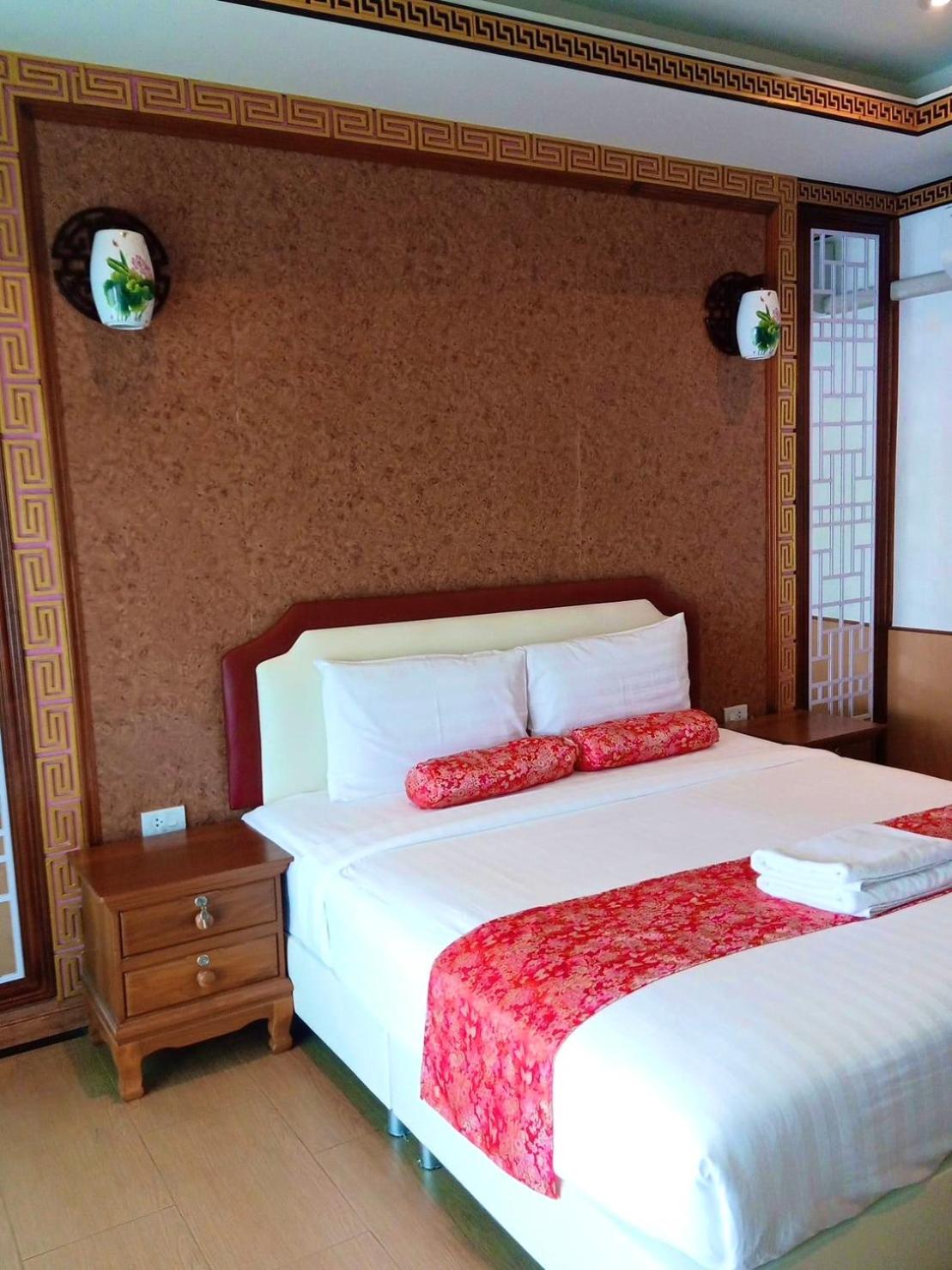 Deluxe King Room - Photo 16