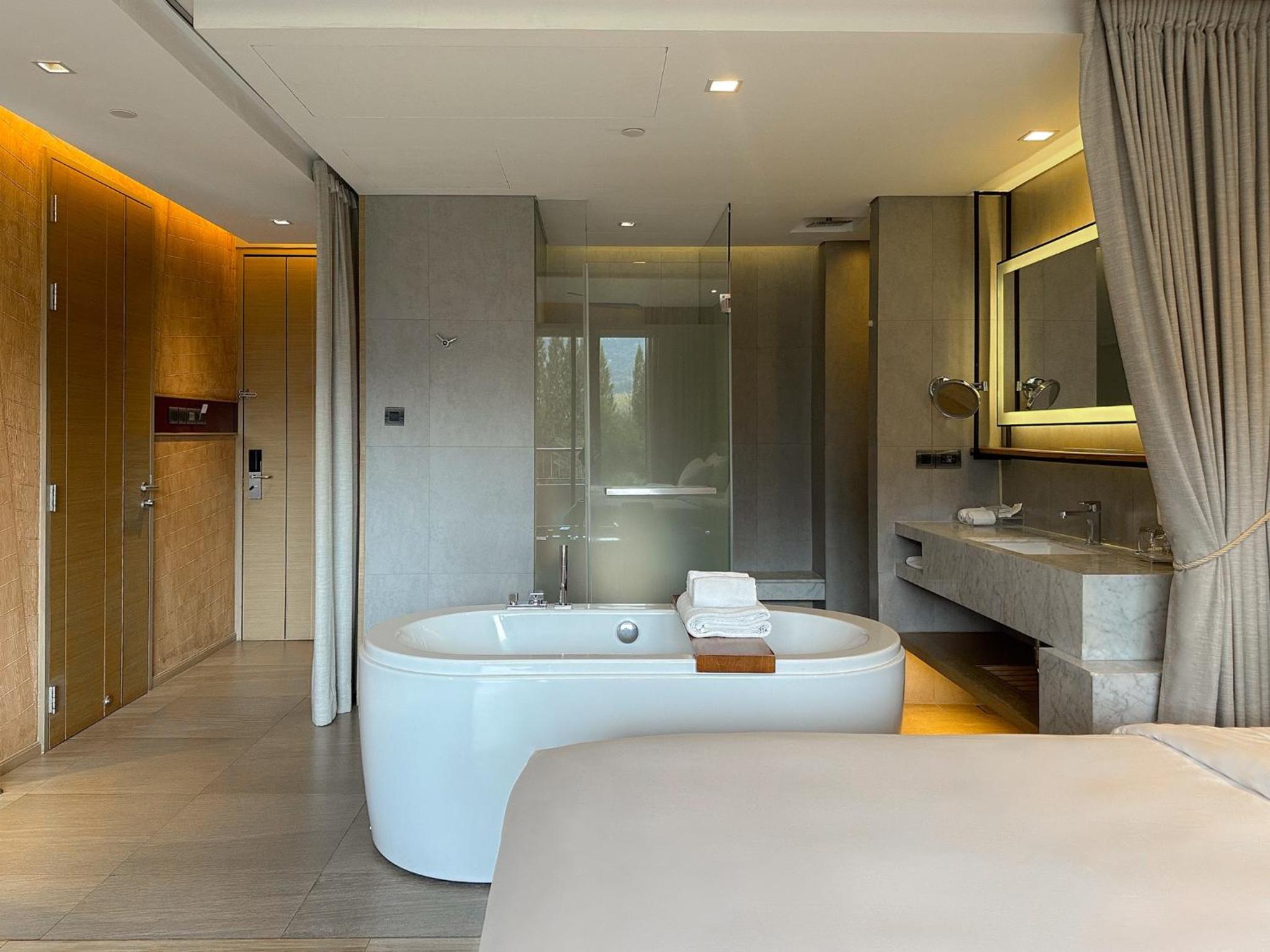 Deluxe King Room photo 2
