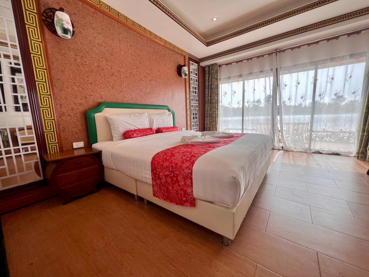 Deluxe King Room - Photo 33