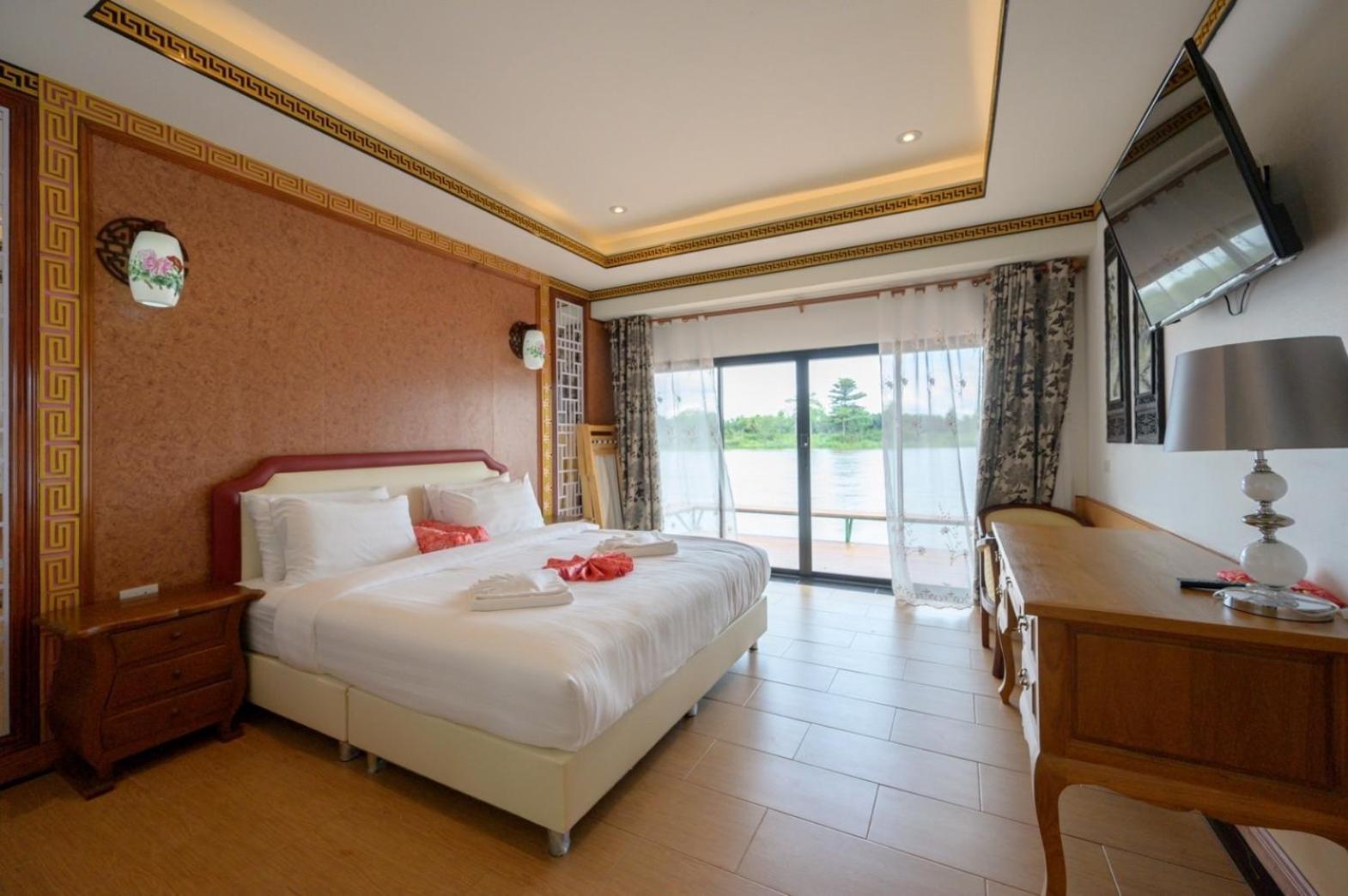 Deluxe King Room - Photo 37
