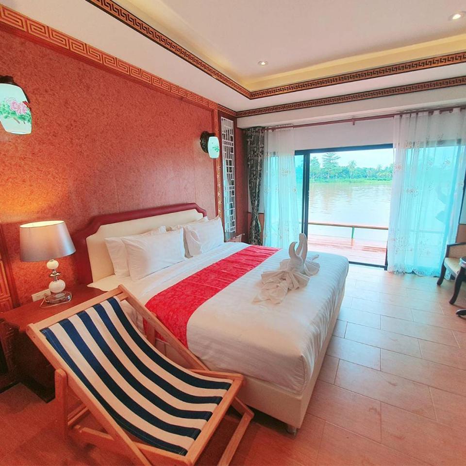 Deluxe King Room - Photo 18