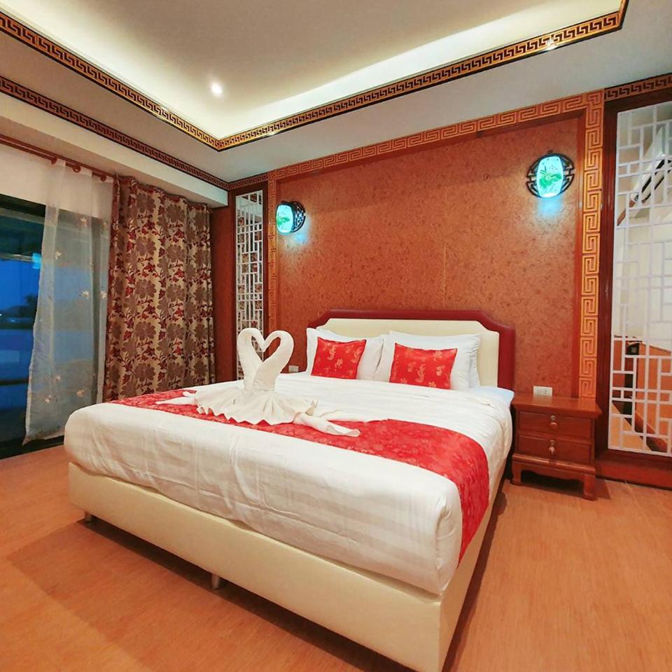 Deluxe King Room - Photo 2